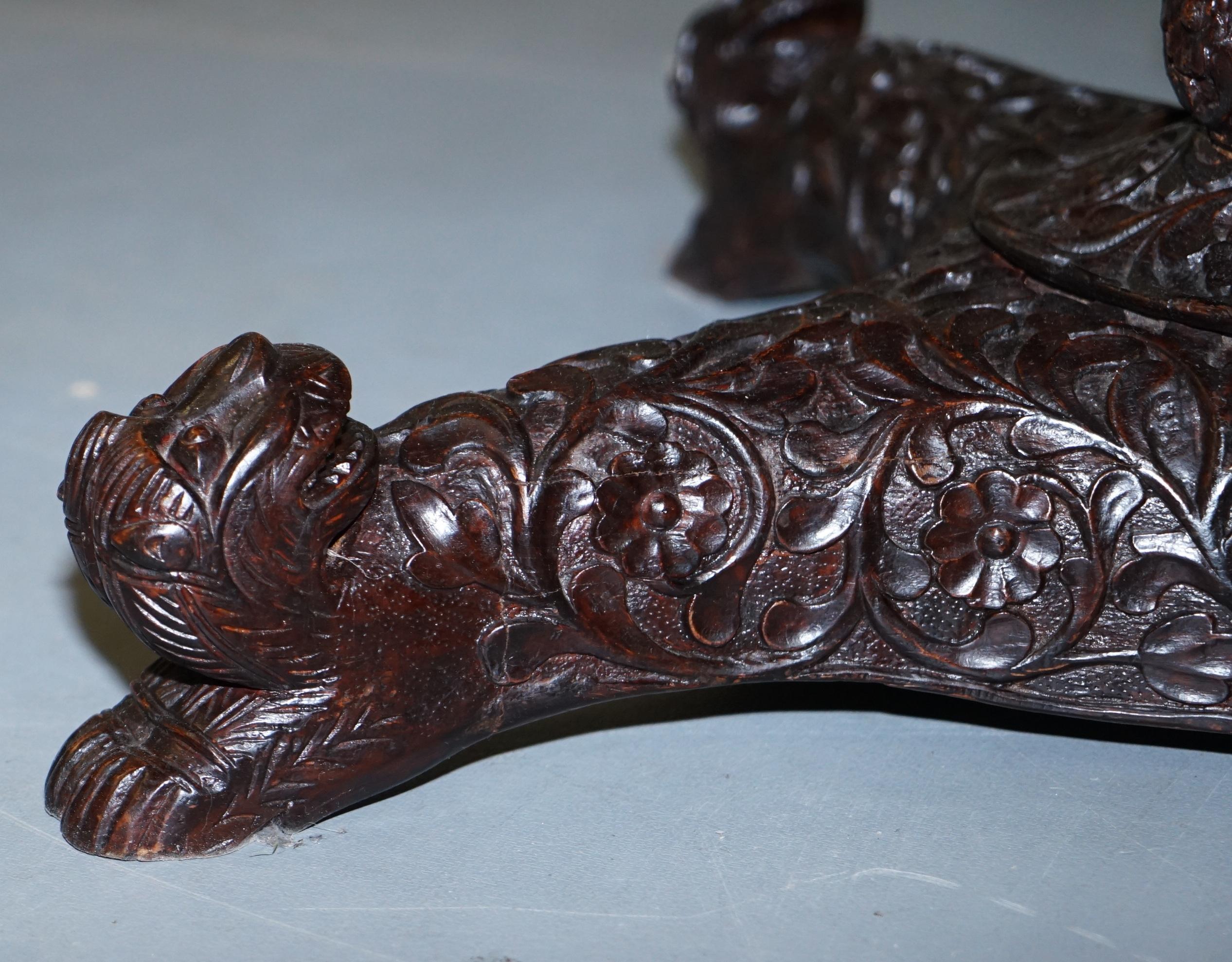 Rare table Padauk anglo-indienne du 19ème siècle en bois de feuillus sculpté à la main, avec lions et fleurs en vente 9