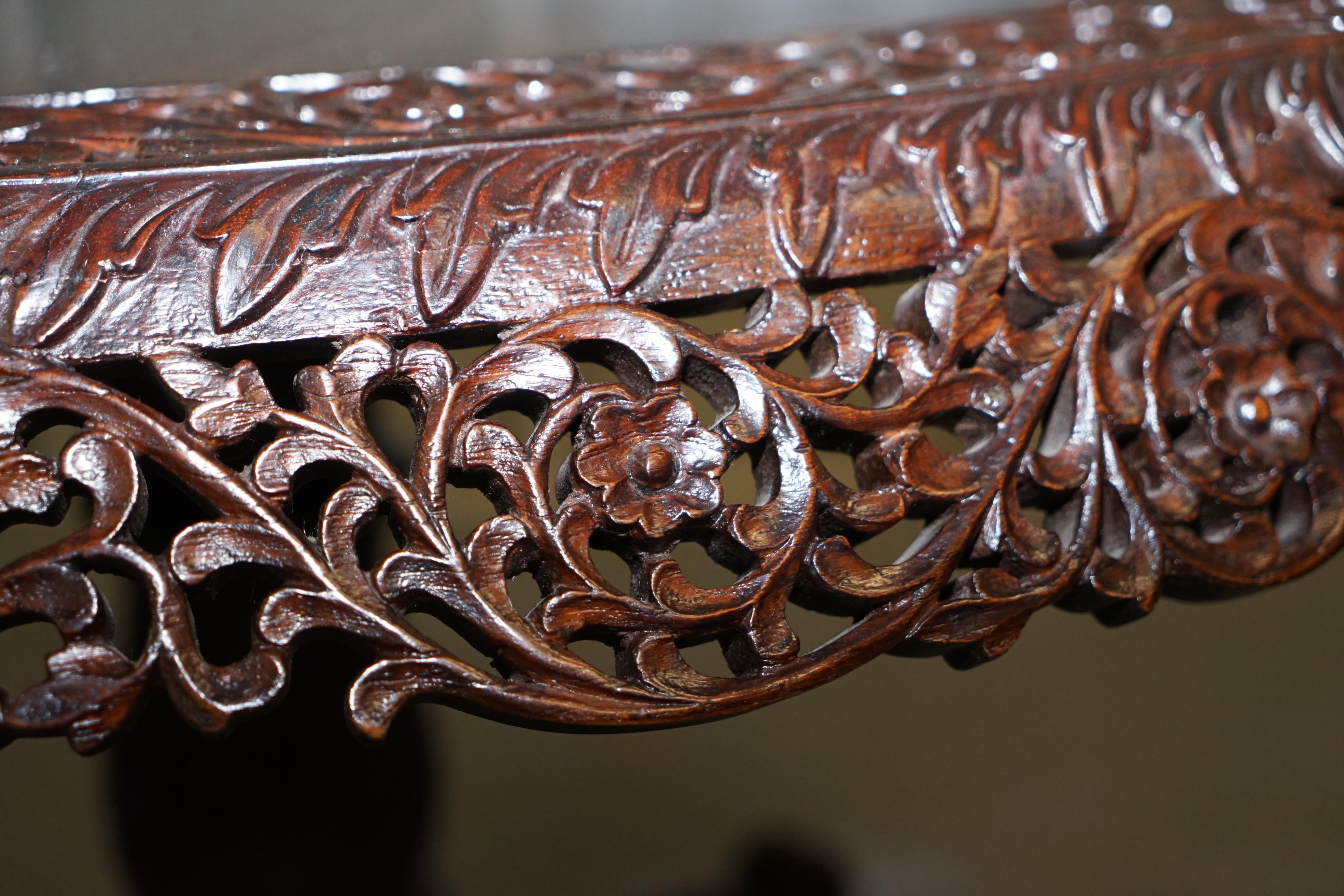 Rare table Padauk anglo-indienne du 19ème siècle en bois de feuillus sculpté à la main, avec lions et fleurs en vente 11