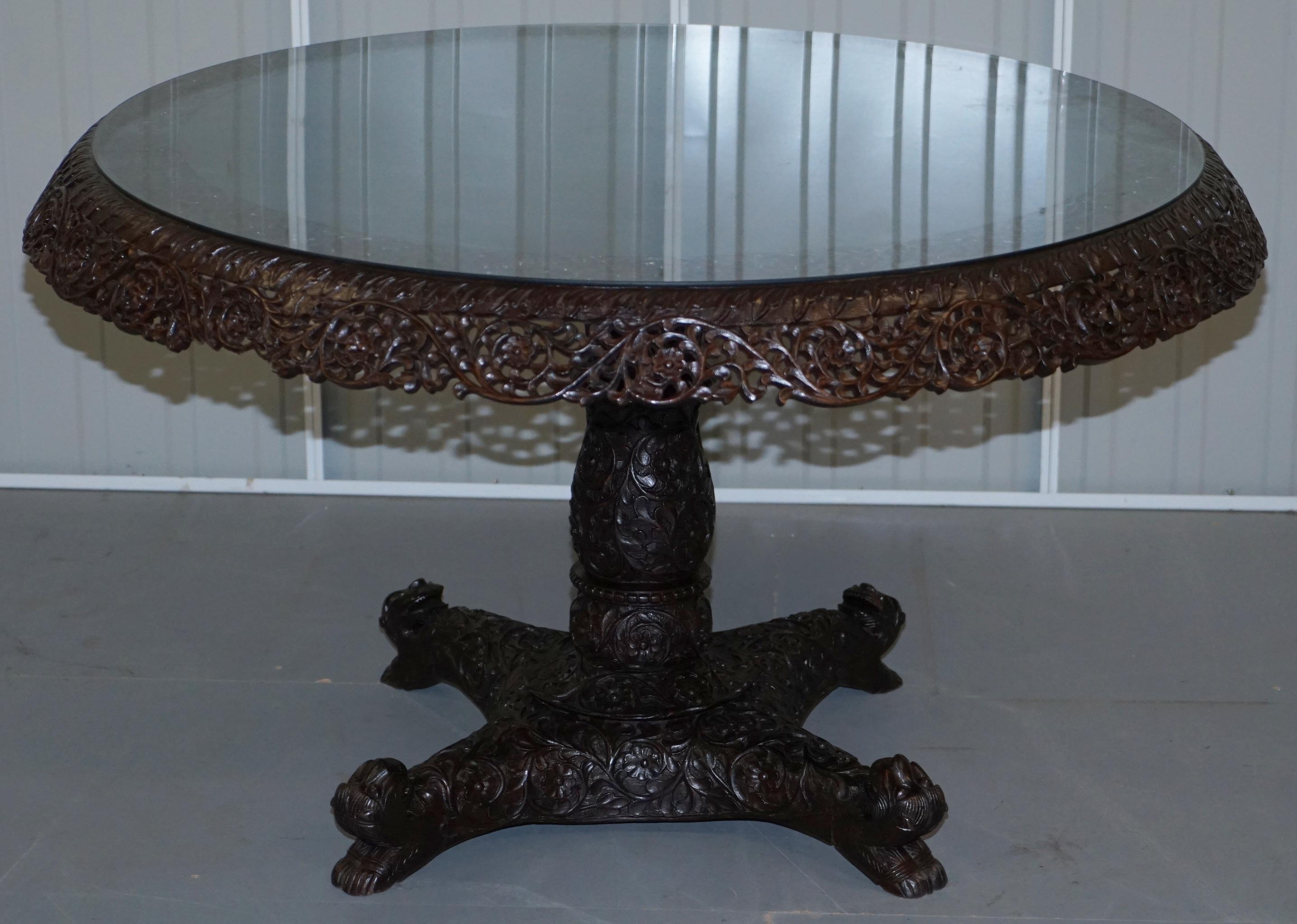 Nous sommes ravis d'offrir à la vente cette superbe table de salle à manger ou de centre en bois de rose sculpté à la main par des Anglo-Indiens au 19ème siècle

Un meuble d'art très décoratif et de belle apparence, certaines de ces tables se