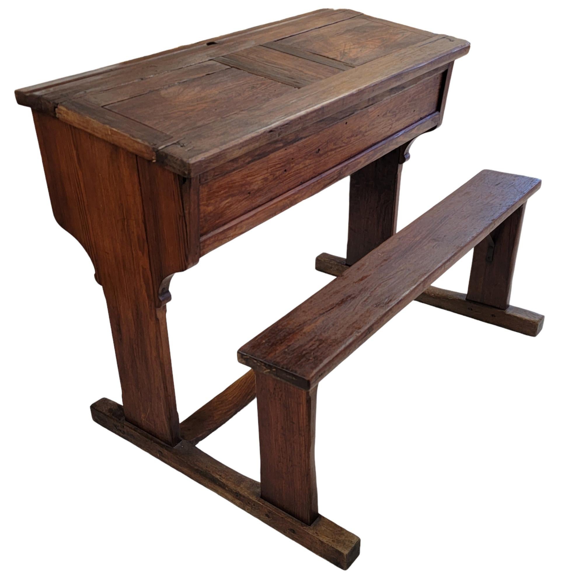 Rare bureau d'écolier français en bois du 19e siècle avec 2 compartiments coulissants. Ce bureau peut accueillir 2 personnes travaillant de chaque côté. Le banc est relié au bureau par les échelons inférieurs. Deux tiges métalliques sont placées