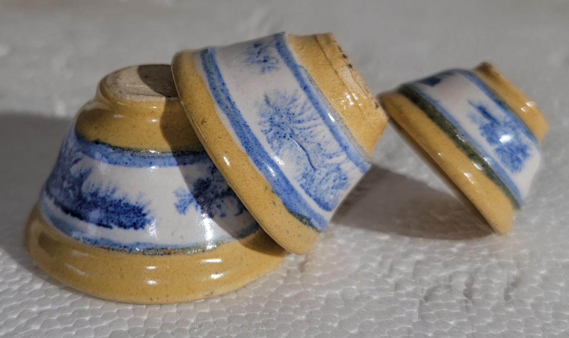 Ensemble de trois bols miniatures en porcelaine jaune. Chaque bol est fabriqué et peint à la main. Superbe couleur. Cet ensemble a été créé avec le plus grand soin. Très difficile à trouver. Rare.