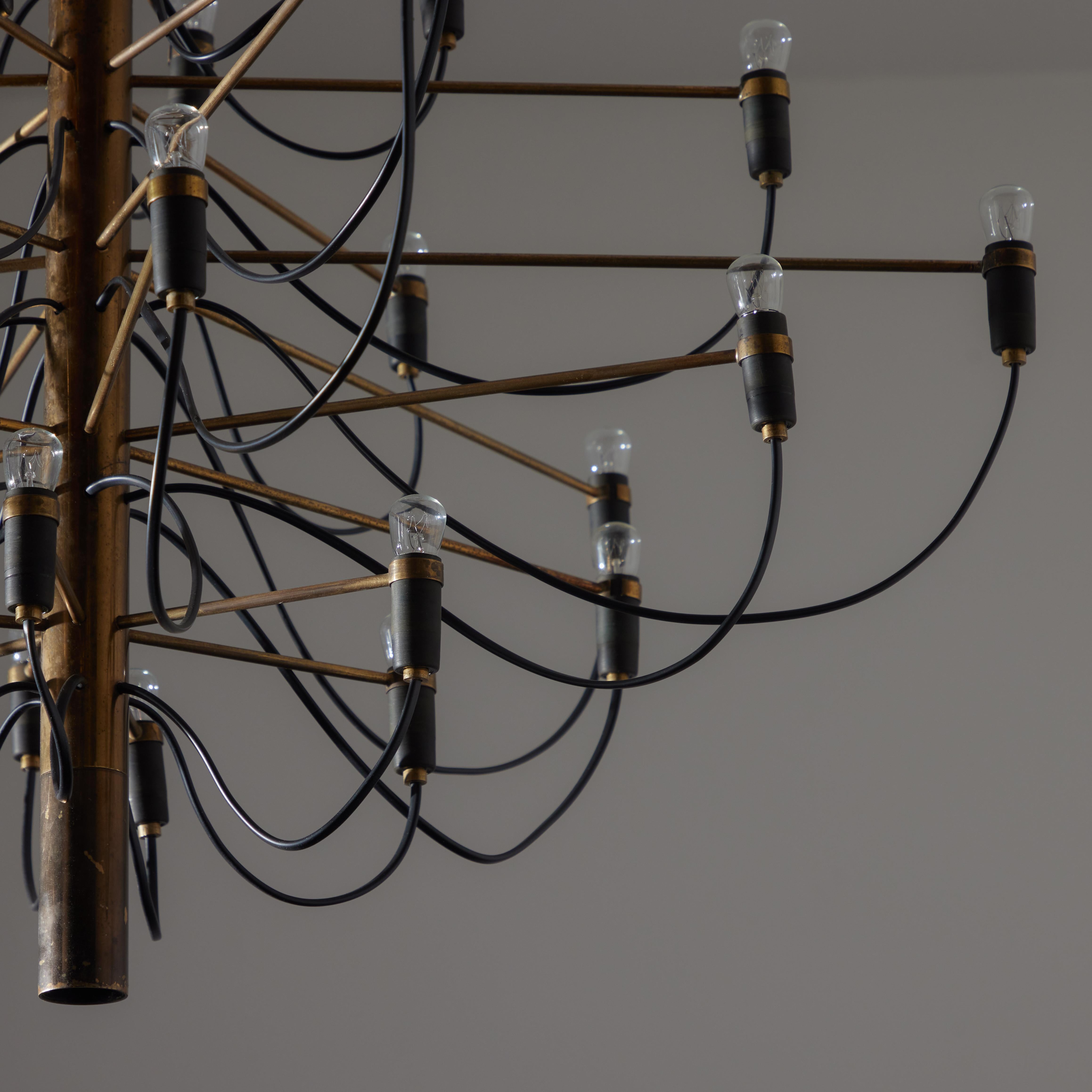 Ottone Raro lampadario modello 2097 in prima edizione di Gino Sarfatti for Arteluce in vendita