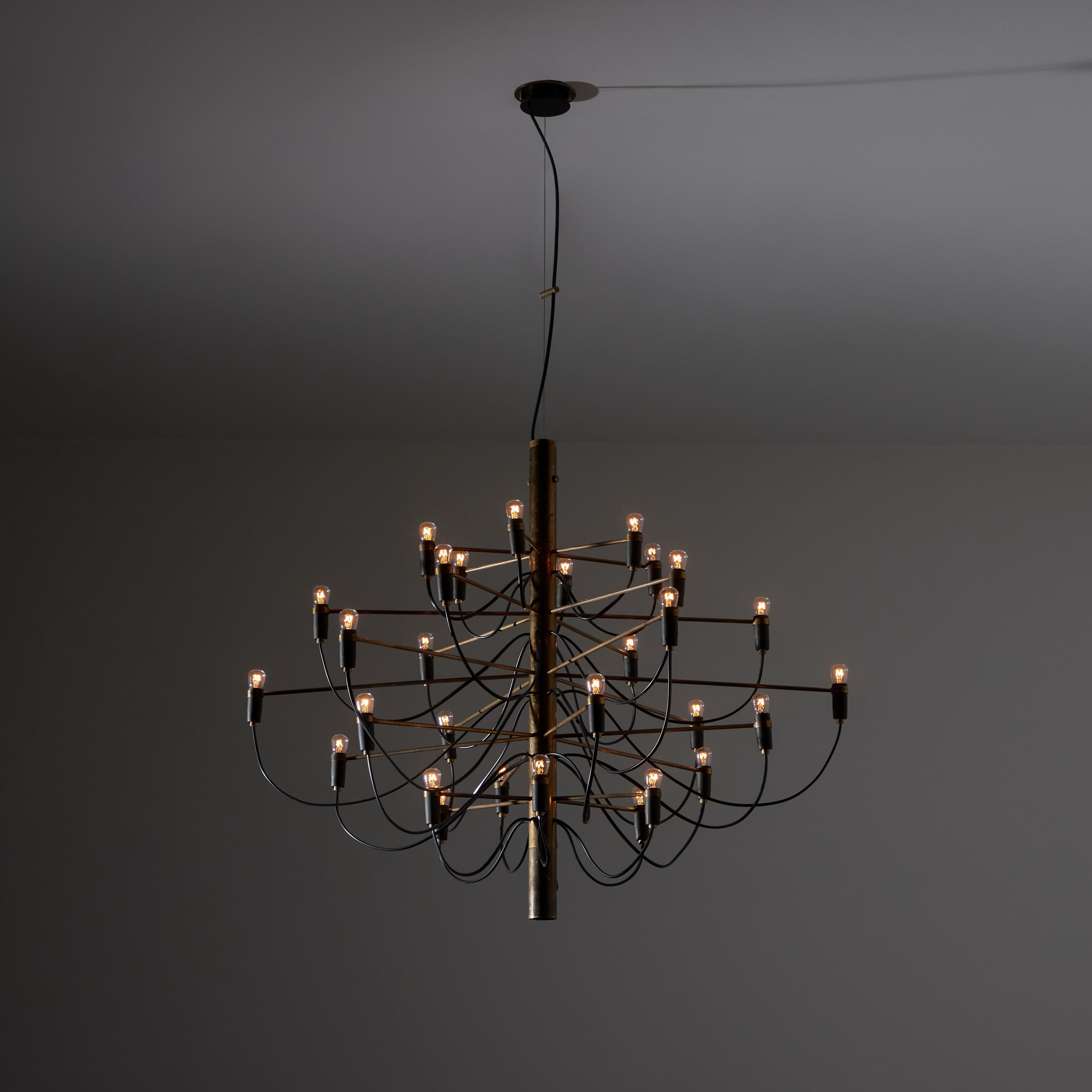 Lampadario Model 2097 di Gino Sarfatti for Arteluce. Progettato e prodotto in Italia, nel 1958. Lampadario iconico composto da un palo di sospensione centrale e da una sequenza di aste variabili in ottone che si estendono su piani diversi per