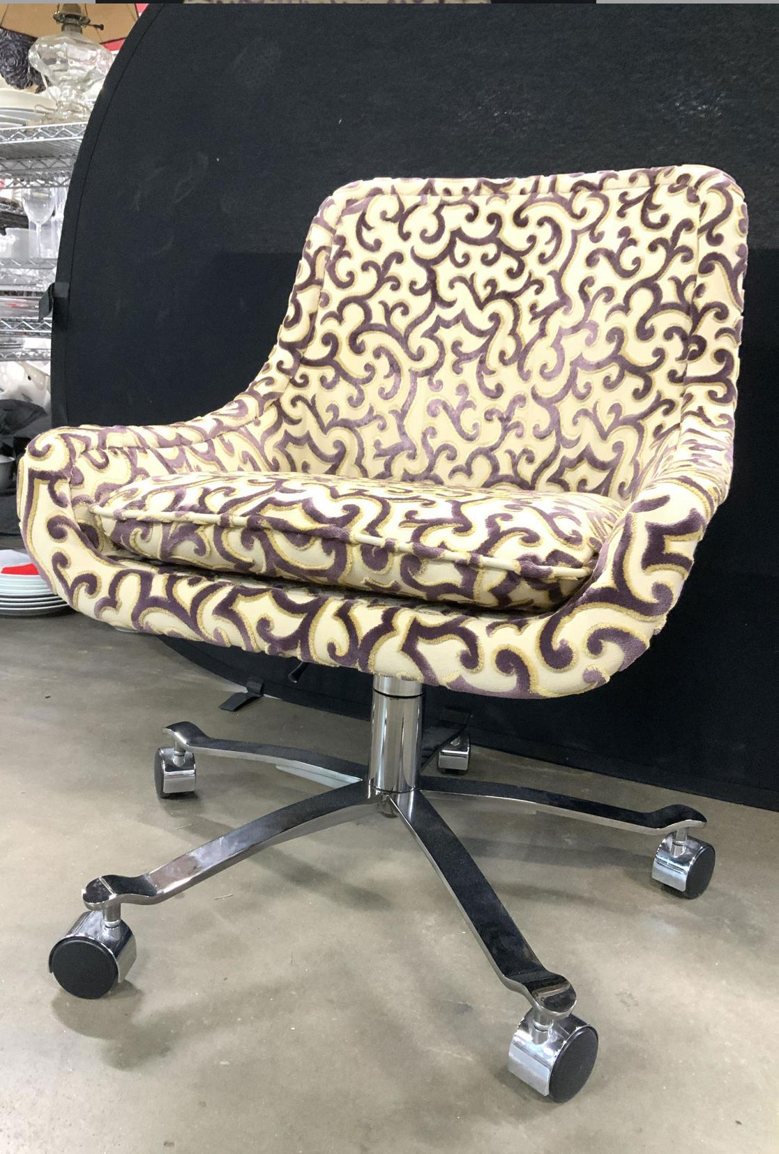 Kaum zu findender Schreibtischstuhl in der 1. Auflage, entworfen vom japanischen Designer Naoto Fukasawa. Er heißt Saiba Chair für Herman Miller und wird von Geiger International hergestellt. Saiba kombiniert die erwarteten Eigenschaften eines