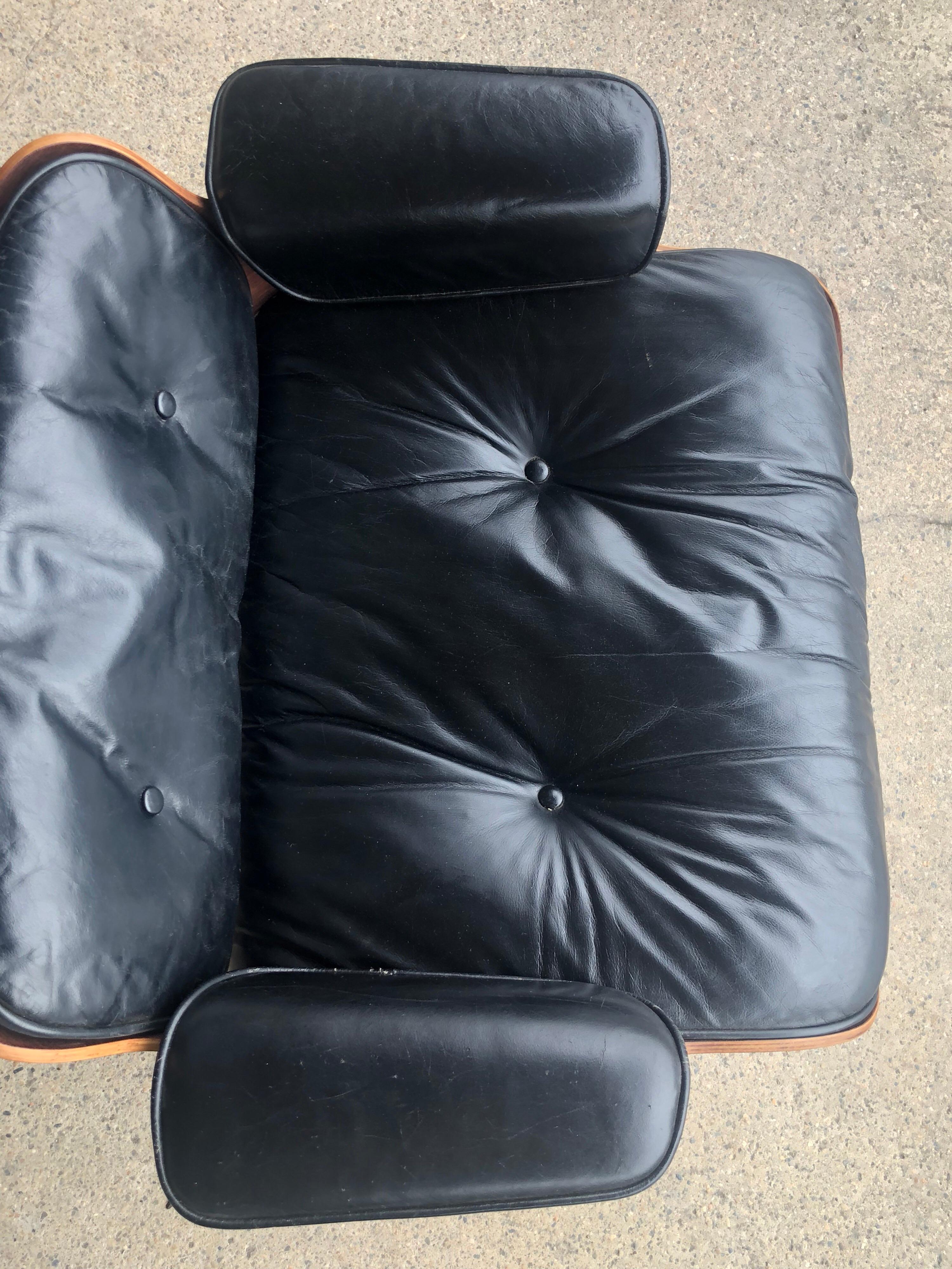 Rare 1st Year 1956 Eames Lounge with Spinning Ottoman for Herman Miller im Zustand „Gut“ in Brooklyn, NY