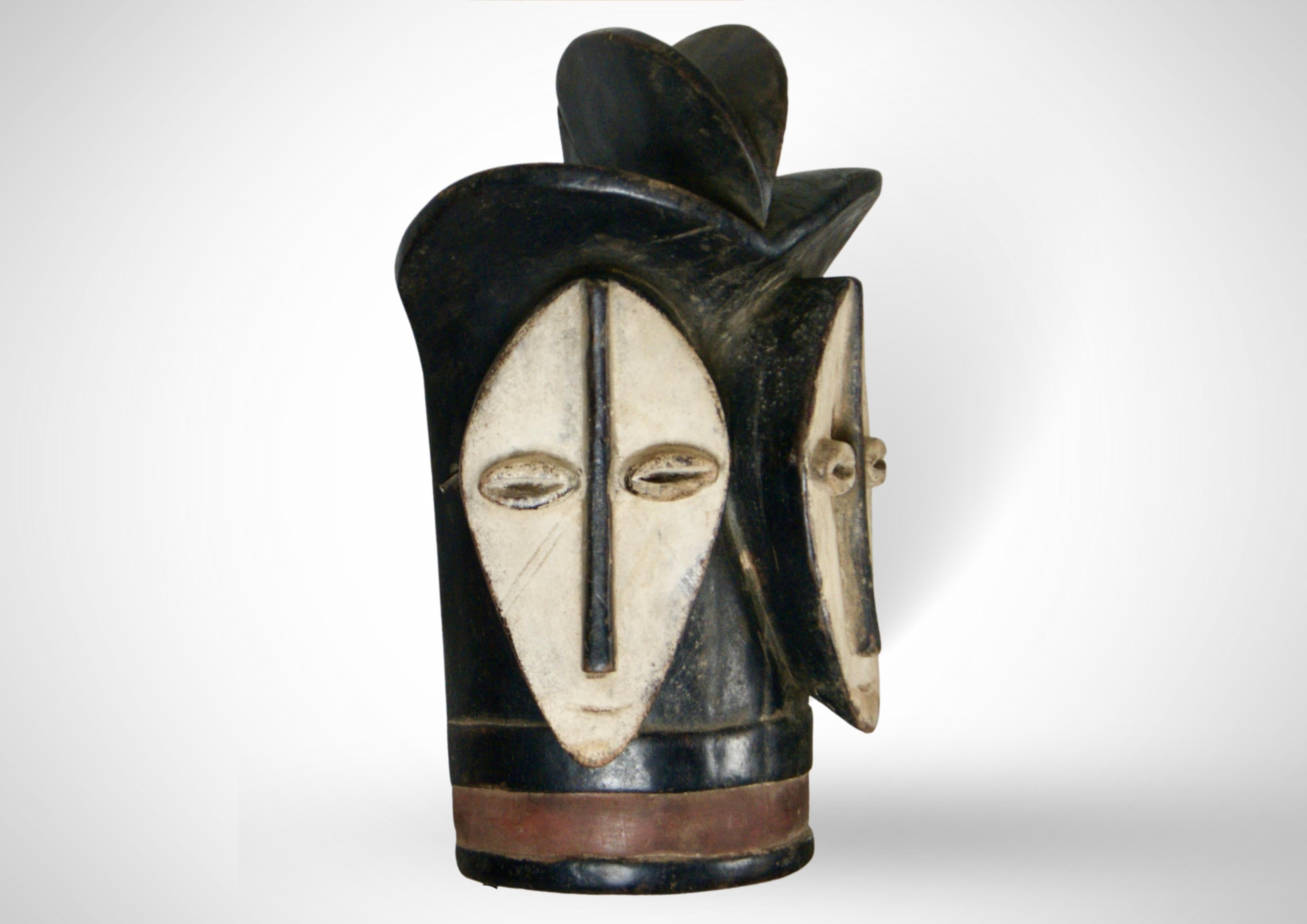 Seltene große doppelgesichtige Lega-Maske der Bwami-Gesellschaft in der Demokratischen Republik Kongo (DRC), um 1930.
Diese Maske ist insofern sehr selten, als es sich um eine großformatige Zeremonialmaske handelt, die für eine Gruppe hochrangiger
