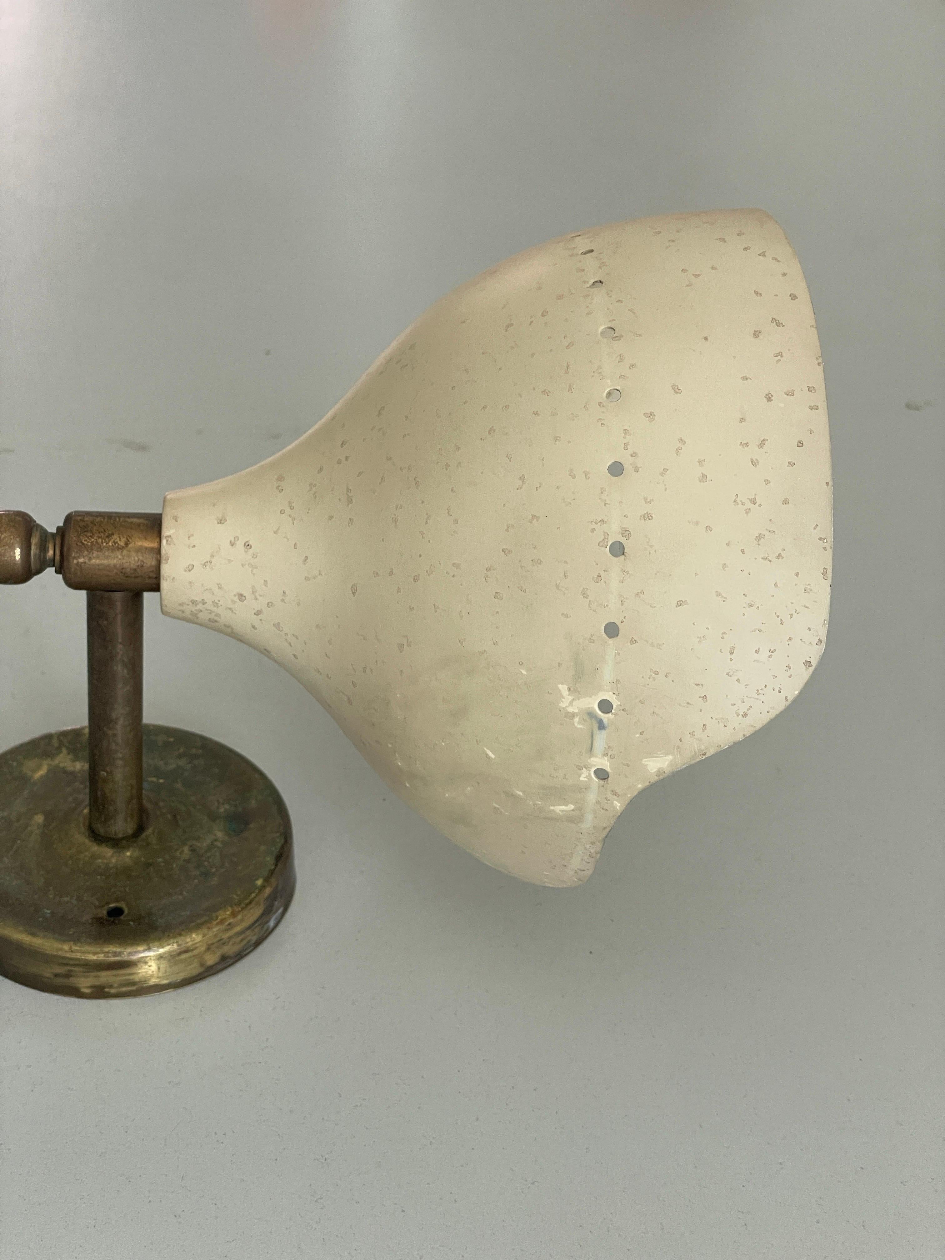 Seltener 2-köpfiger Wandleuchter aus Messing von Lumen, 1950er Jahre, Italien im Angebot 4