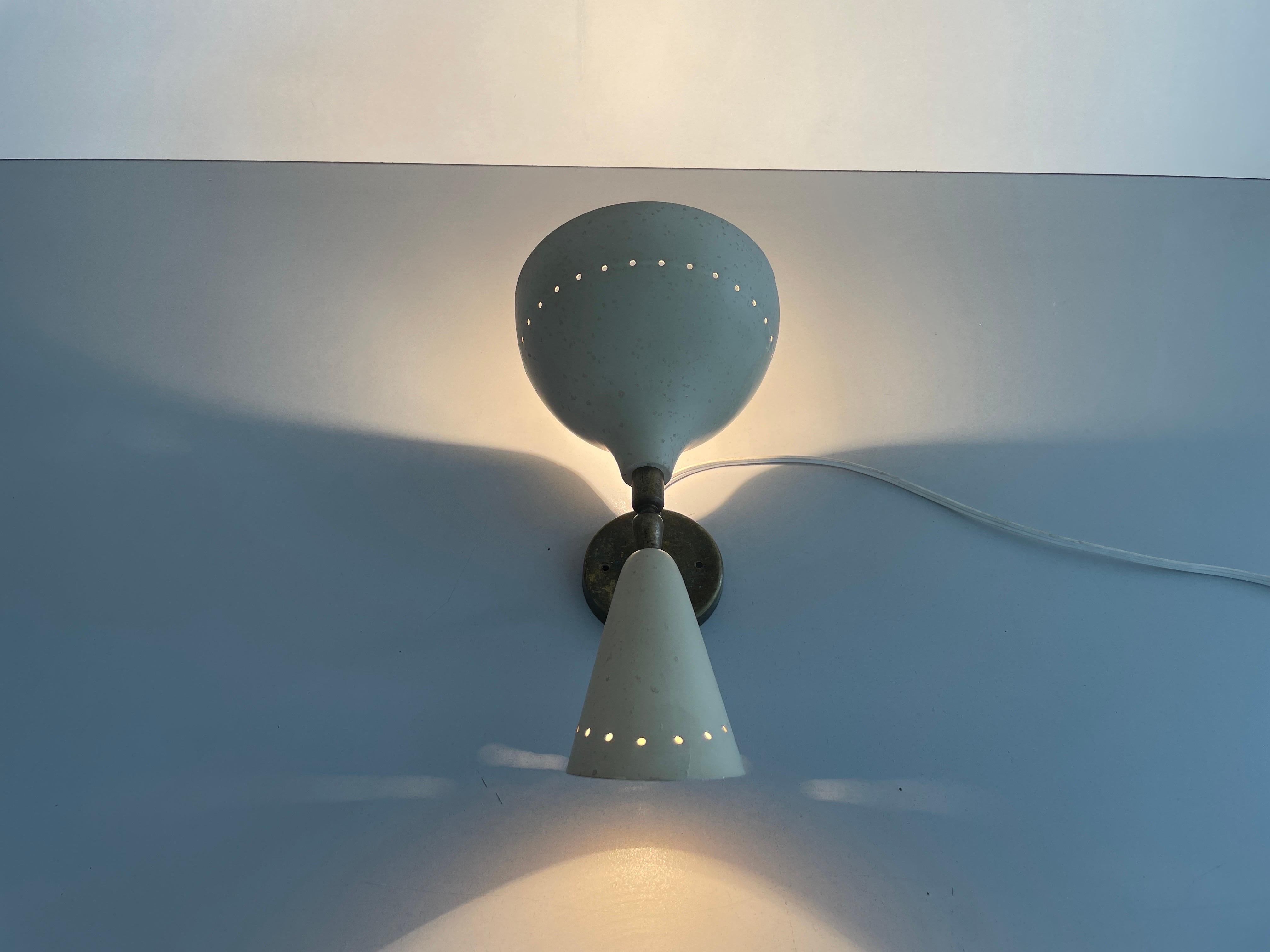 Seltener 2-köpfiger Wandleuchter aus Messing von Lumen, 1950er Jahre, Italien im Angebot 8