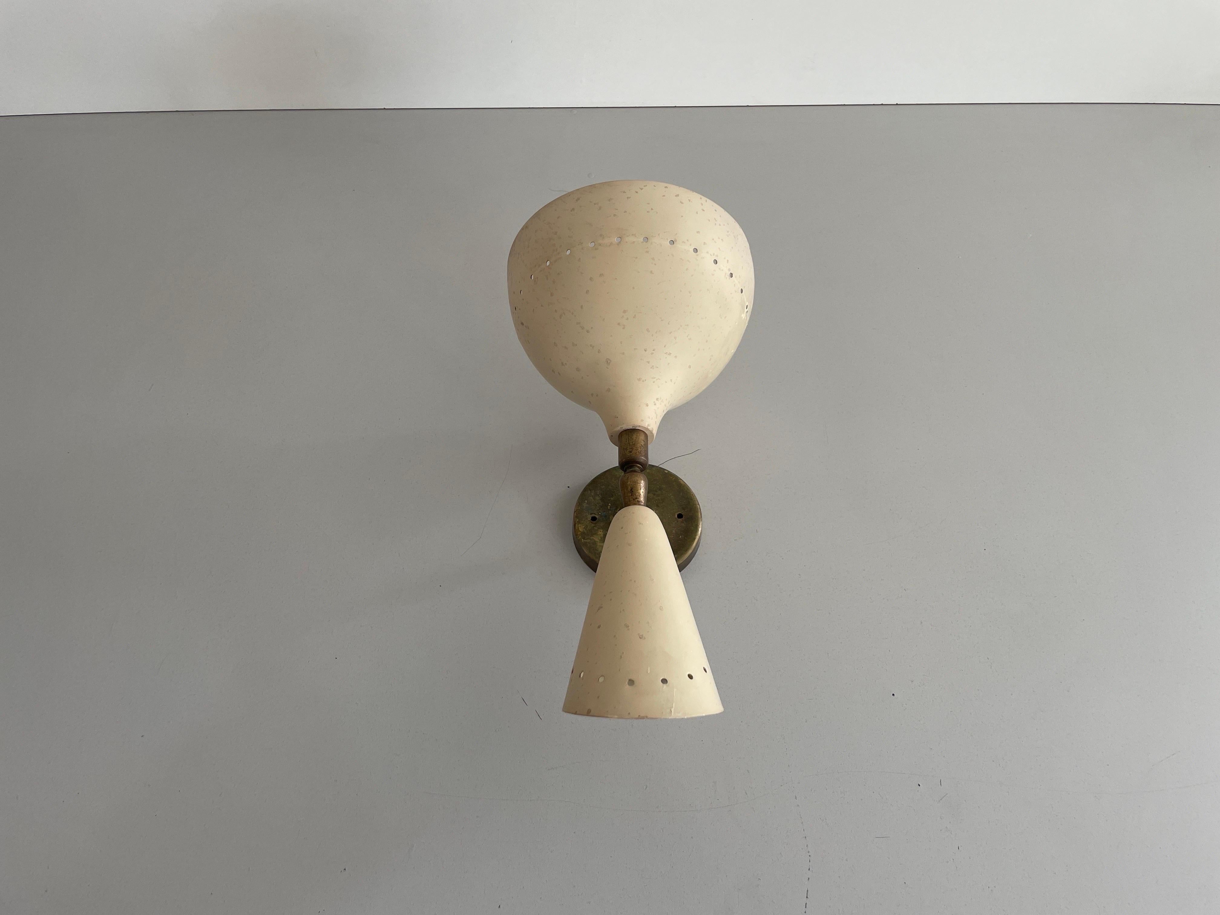 Seltener 2-köpfiger Wandleuchter aus Messing von Lumen, 1950er Jahre, Italien

Elegante, seltene Wandleuchte von hoher Qualität.

Die Lampe ist in einem sehr guten Vintage-Zustand.
Abnutzung entsprechend dem Alter und dem Gebrauch

Diese Lampe