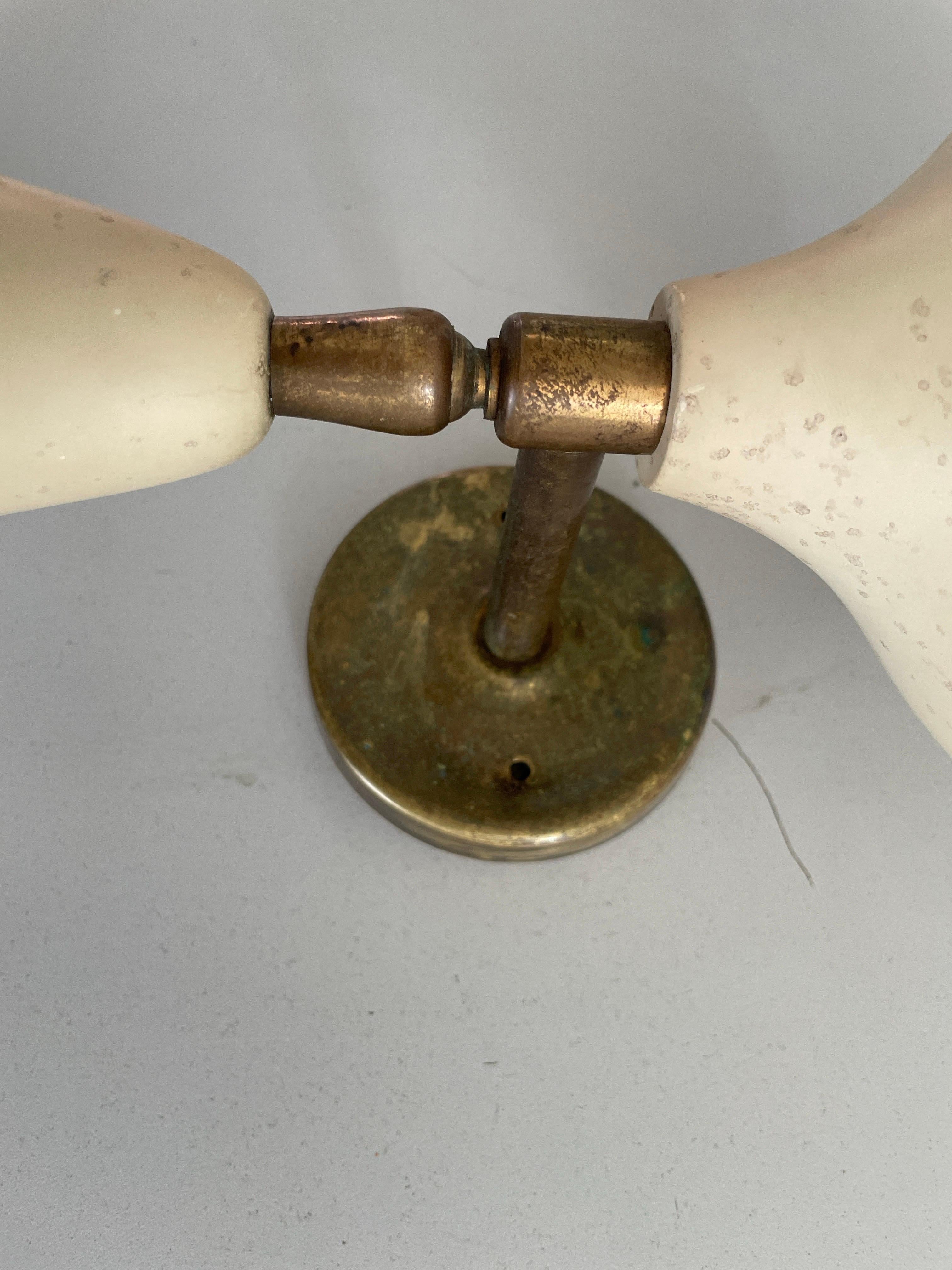 Seltener 2-köpfiger Wandleuchter aus Messing von Lumen, 1950er Jahre, Italien im Zustand „Gut“ im Angebot in Hagenbach, DE