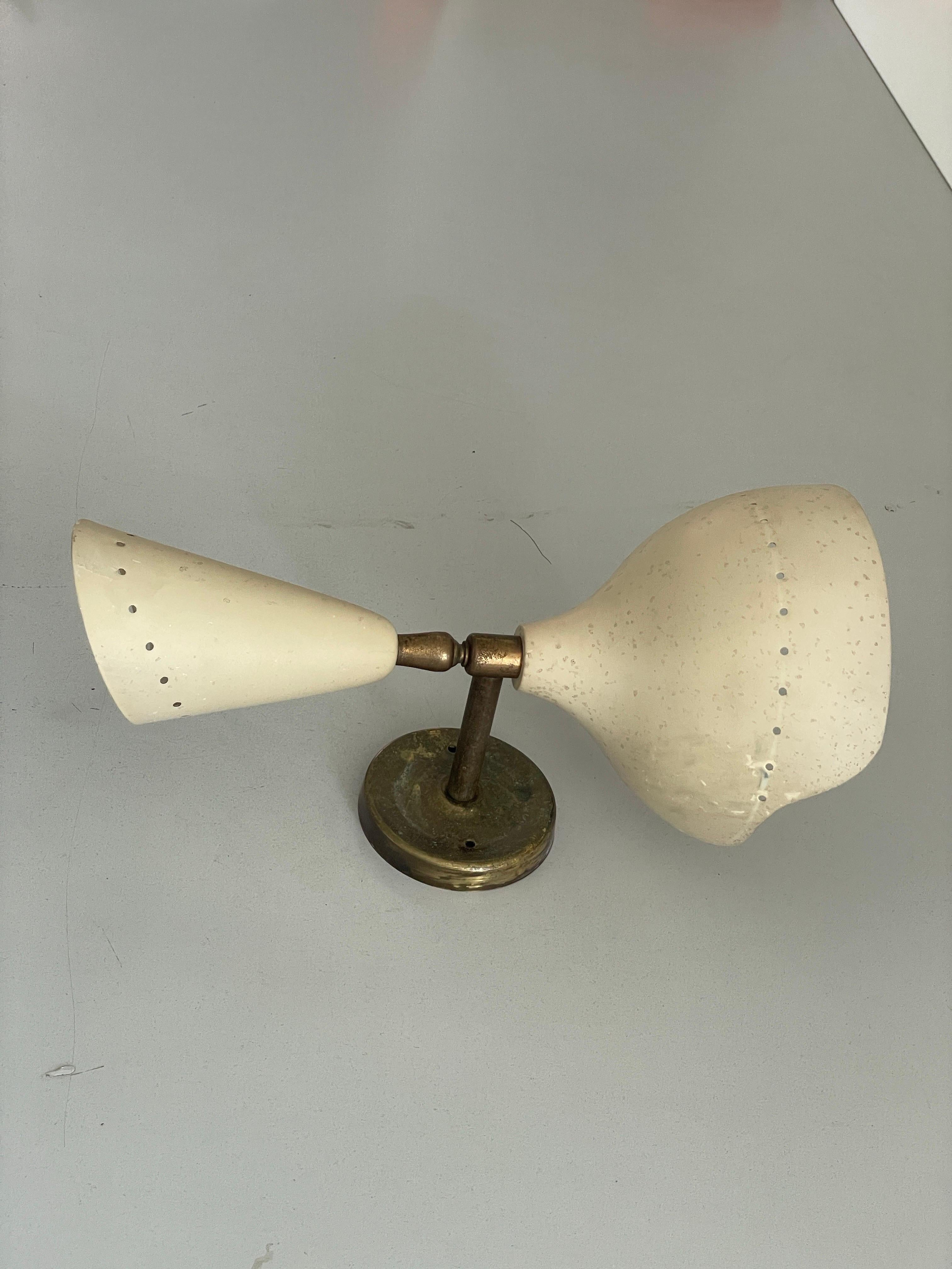 Seltener 2-köpfiger Wandleuchter aus Messing von Lumen, 1950er Jahre, Italien (Mitte des 20. Jahrhunderts) im Angebot