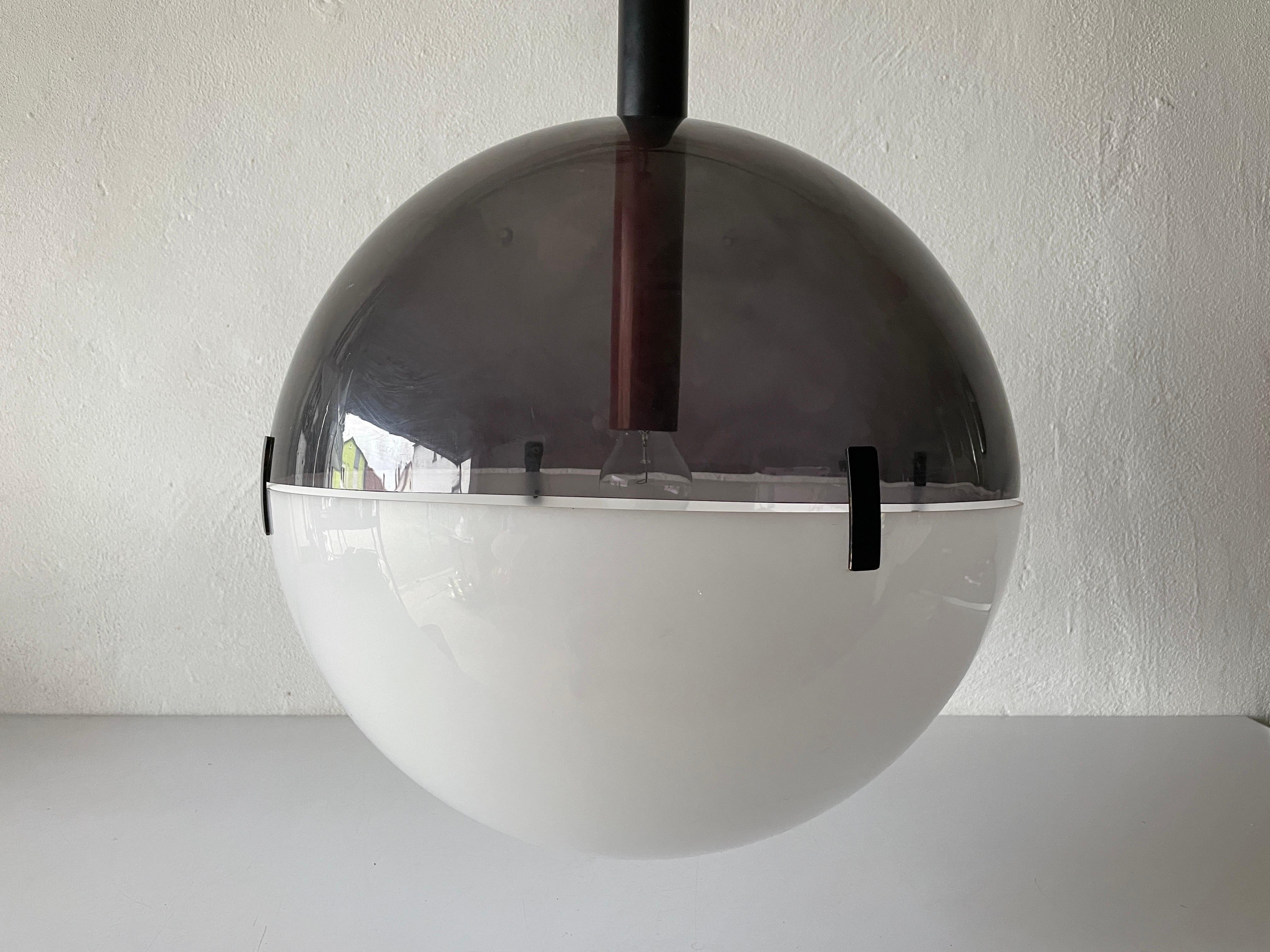 Seltene 2 Stück Graue & Weiße Plexiglas Kugel Design XL Deckenleuchte von Stilux Milano, 60er Jahre, Italien

Diese Lampe funktioniert mit einer E27-Glühbirne.

Abmessungen:
Höhe: 110 cm
Durchmesser und Höhe des Schirms: 45 cm und 45 cm.