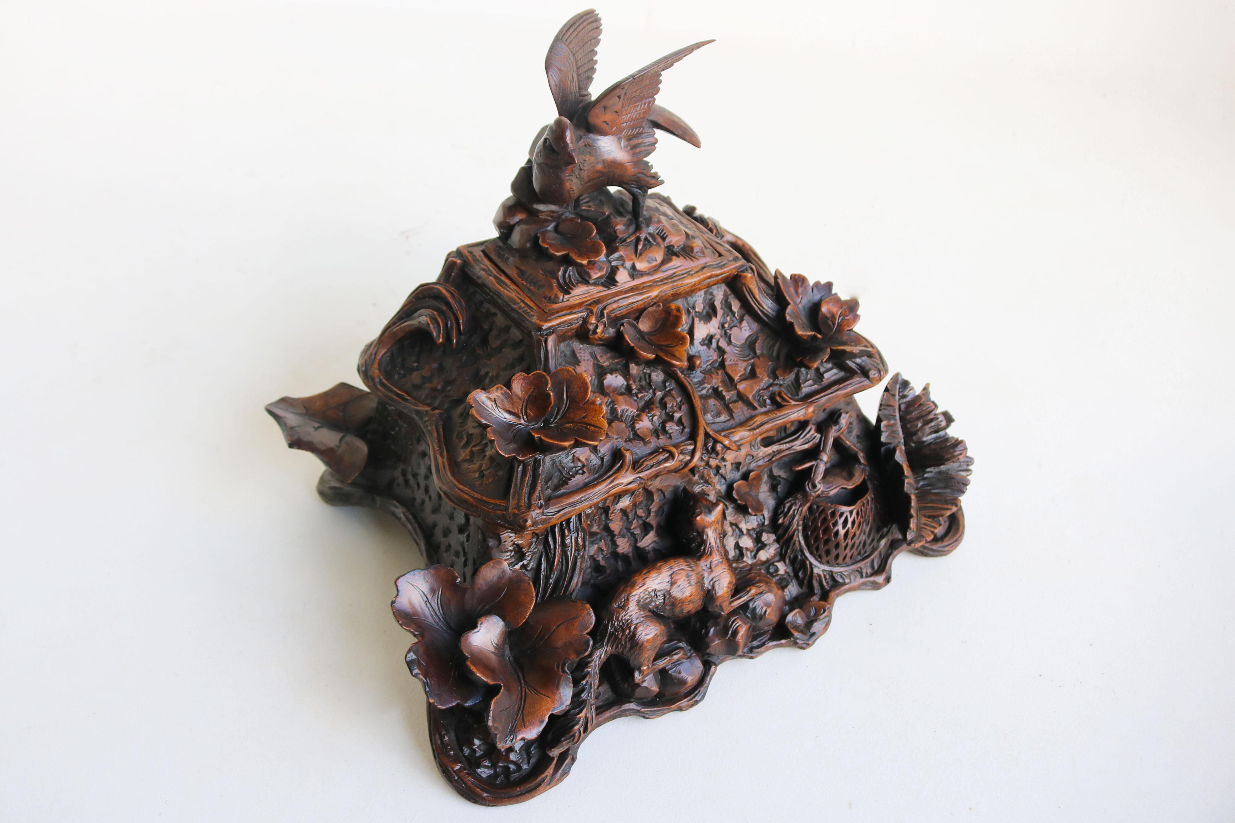 Seltene 2-stöckige Schweizer Black Forest Schmuckschatulle aus dem 19. Jahrhundert mit handgeschnitztem Fuchs und Vogel. im Angebot 8