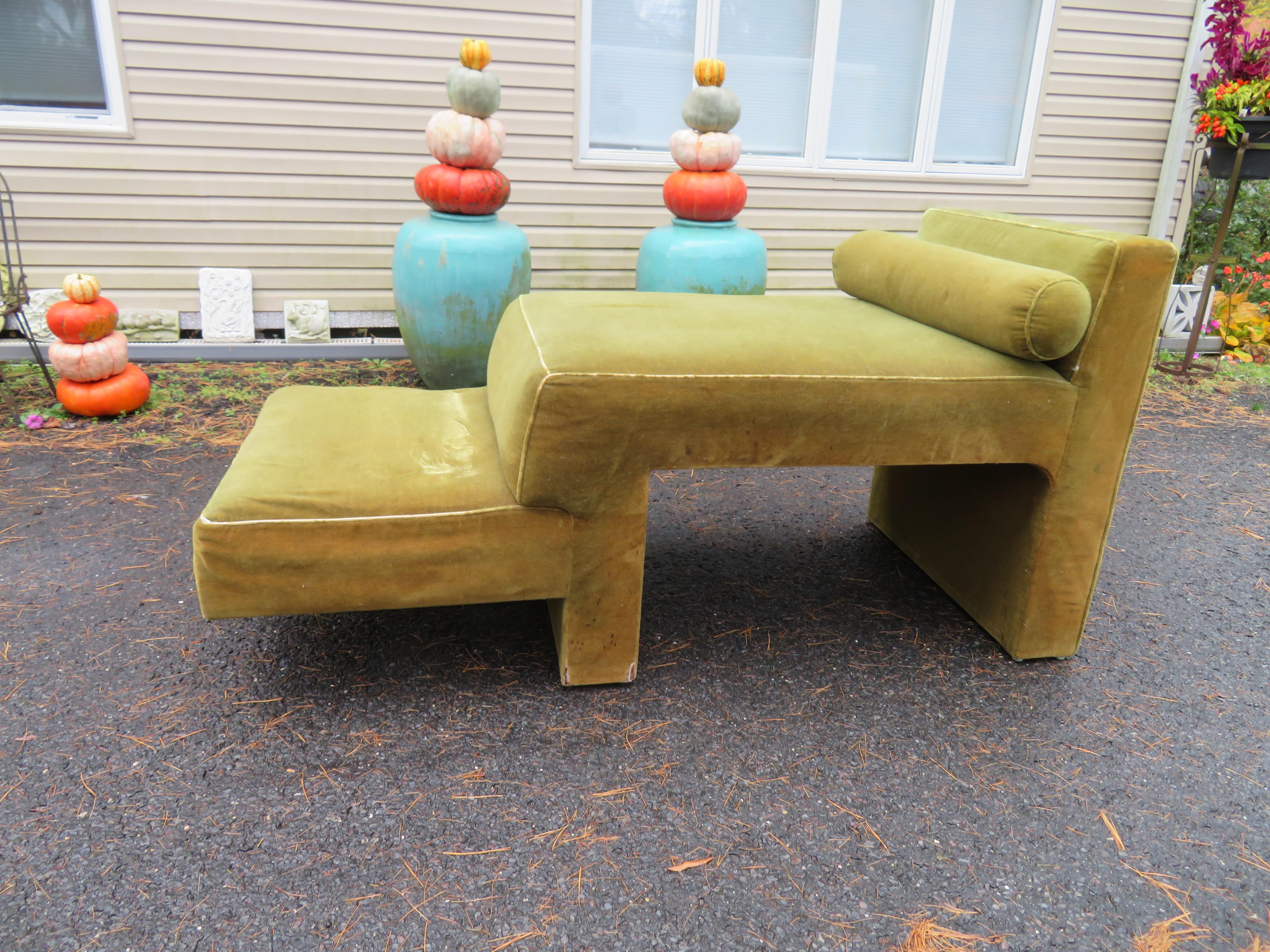 Seltenes Vladimir Kagan Omnibus 2-tier chaise lounge sofa. Diese Stücke kommen nur selten auf den Markt und würden jede vorhandene Omnibus-Sitzgruppe ergänzen. Wir haben mehrere Kagan Omnibus Sofa-Sectionals zum Verkauf auf 1stdibs, dass dieses