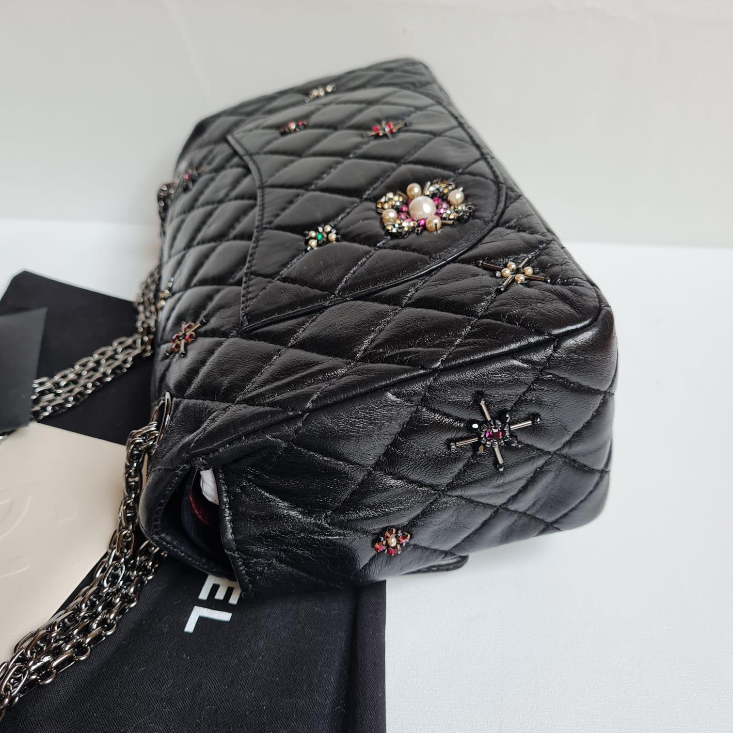 Rare 2000s Chanel Black Quilted Paris-Londres 255 Embellished Reissue Bag For Sale 7