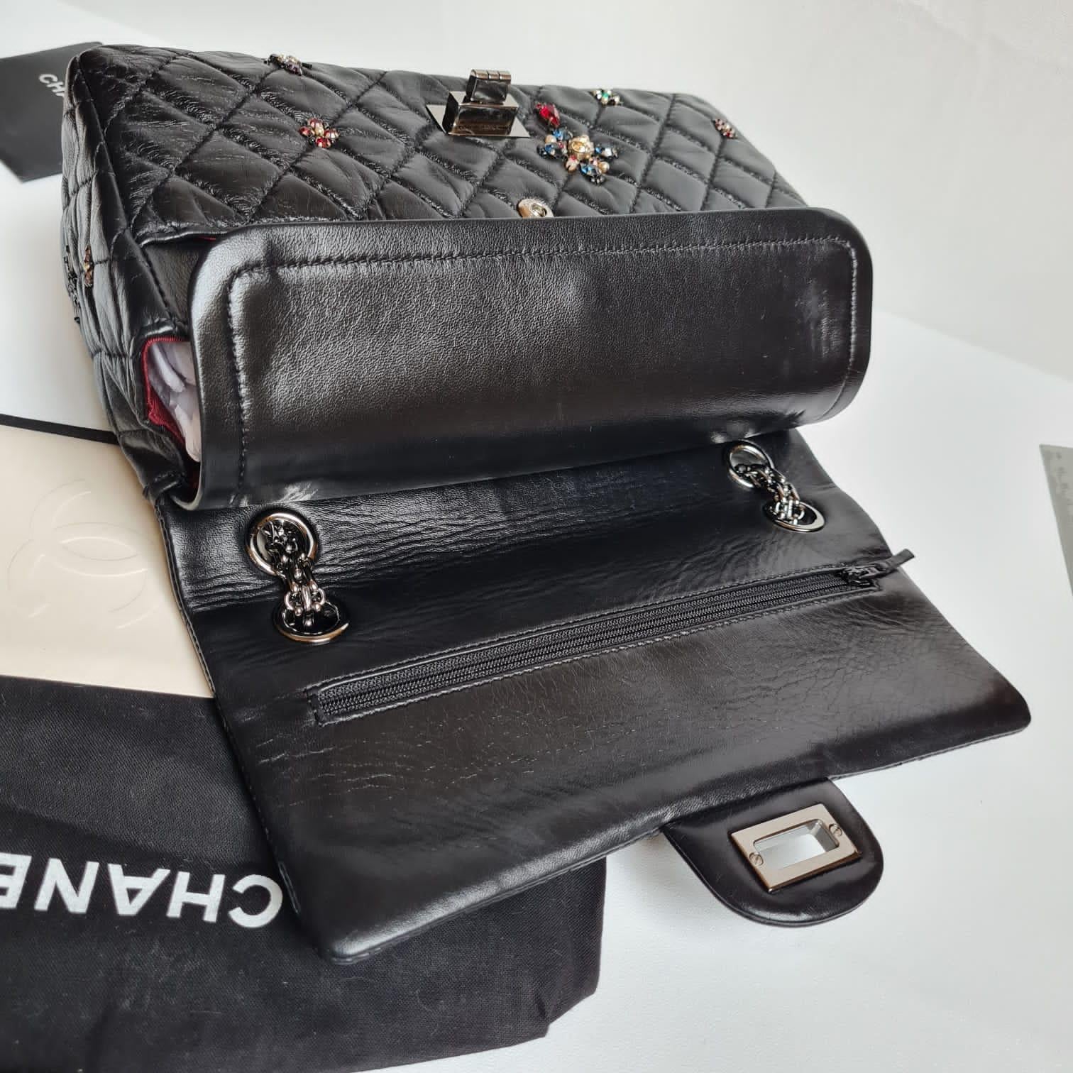 Rare 2000s Chanel Black Quilted Paris-Londres 255 Embellished Reissue Bag For Sale 2