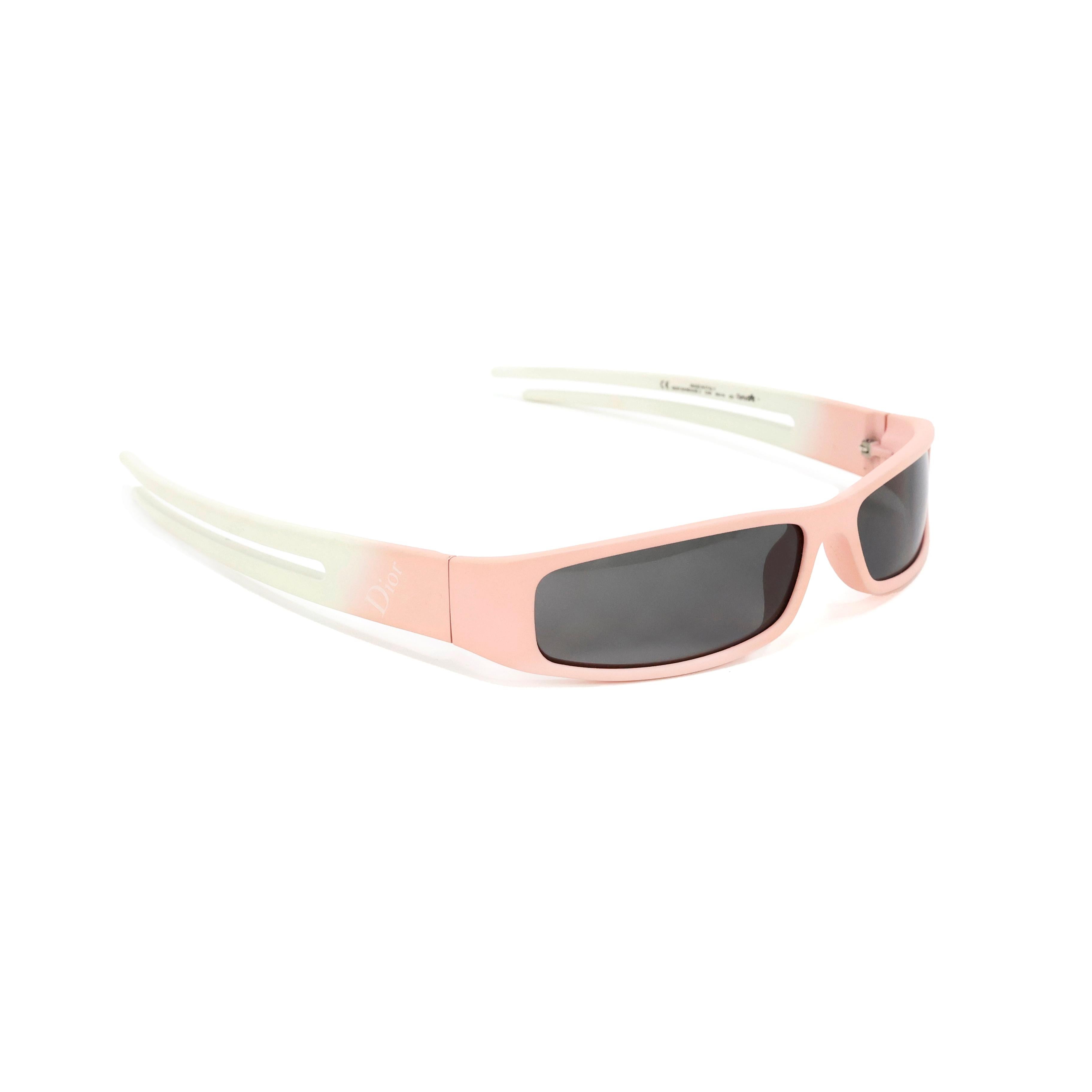 Rare 2003 Dior Bandage 2 sunglasses in degrade color pale pink and white.

Condition:
Really good.

Packing/accessories:
Case.