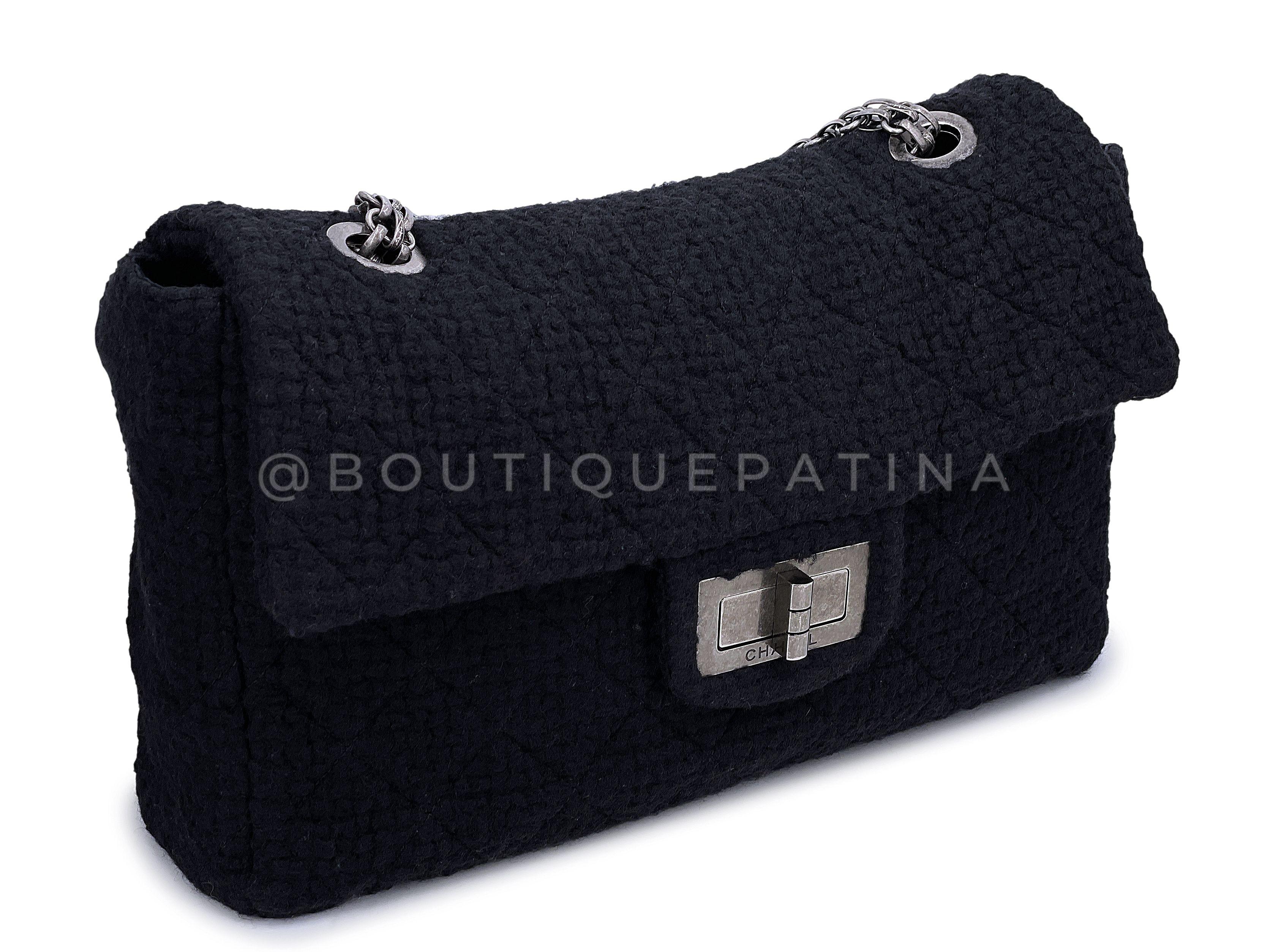 Rare 2009 Chanel Black Tweed XXL Supermodel Reissue Flap Bag Weekender RHW 67972 In Excellent Condition For Sale In Costa Mesa, CA
