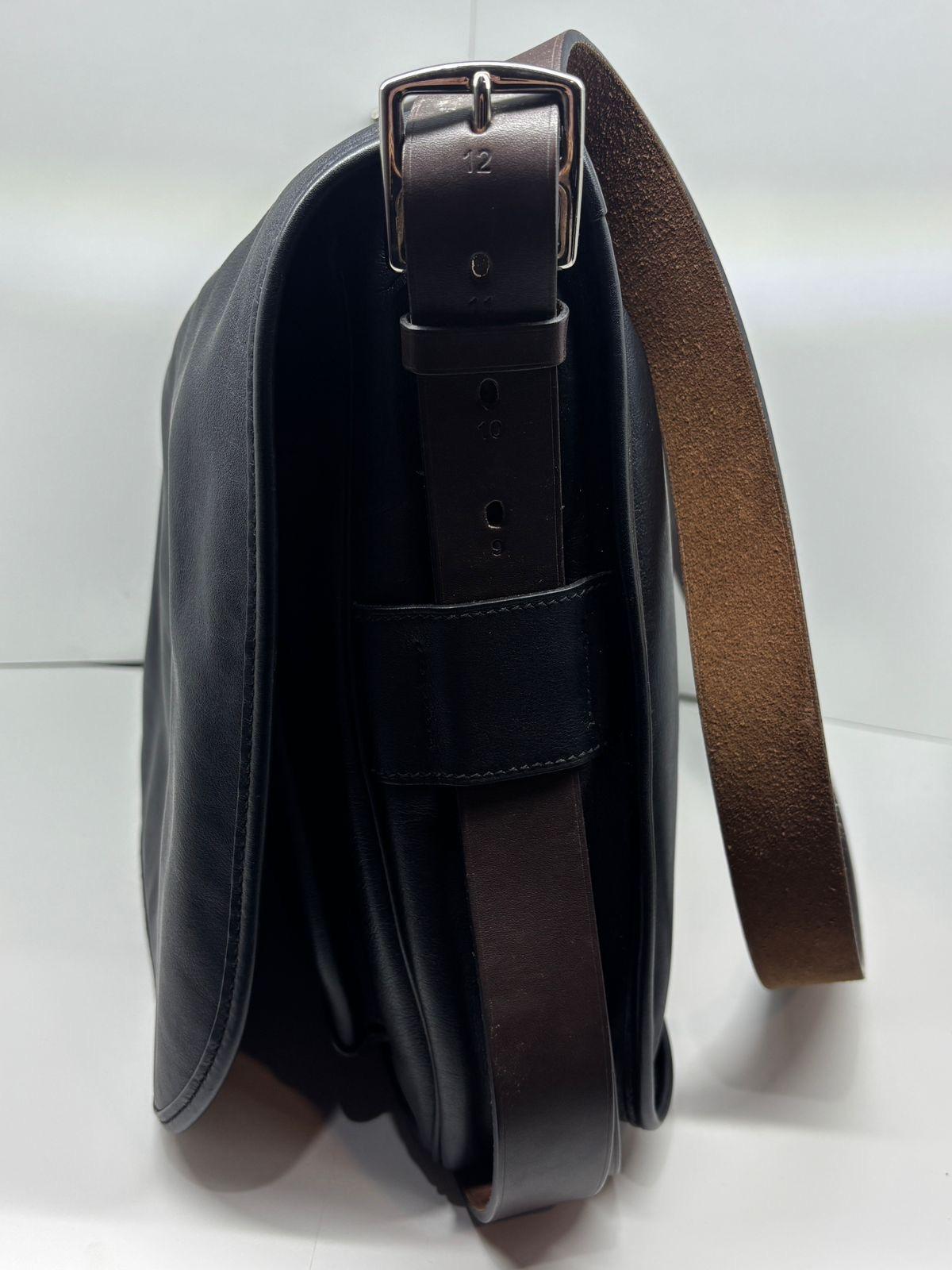 Rara bolsa de mensajero Hermes 2011 de cuero negro de Sikkim Barda 43. en venta 5