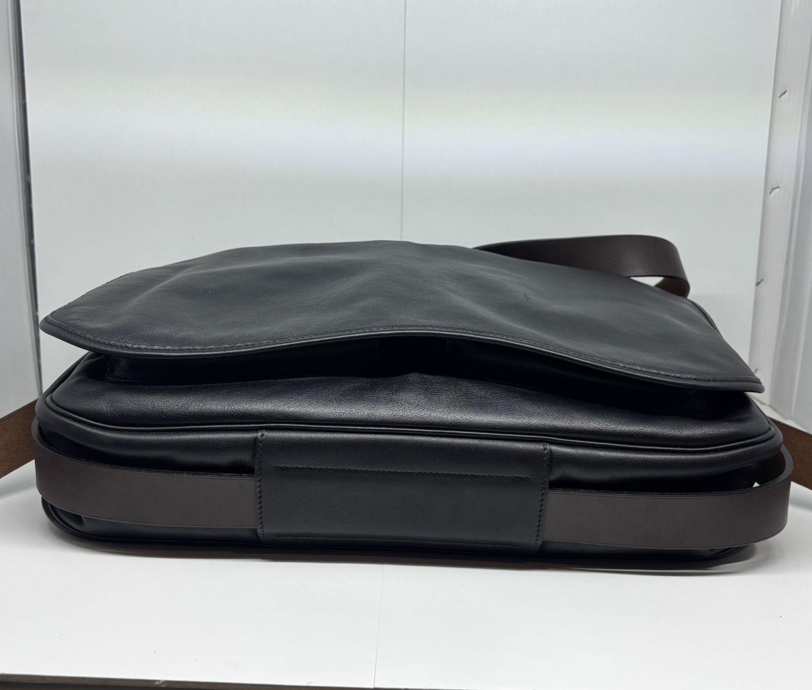 Rara bolsa de mensajero Hermes 2011 de cuero negro de Sikkim Barda 43. en venta 7