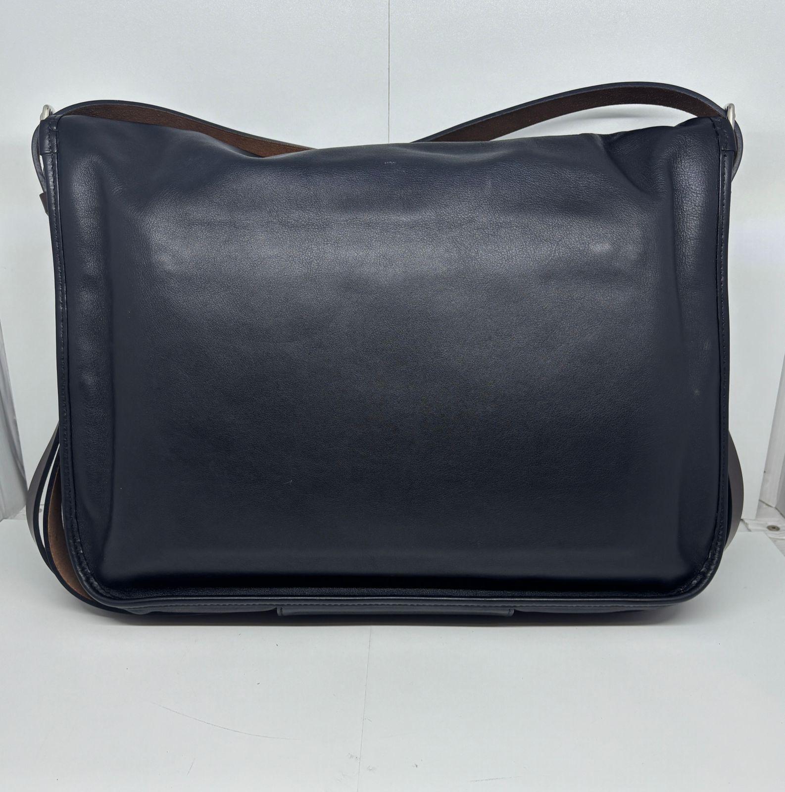 Femenino o masculino Rara bolsa de mensajero Hermes 2011 de cuero negro de Sikkim Barda 43. en venta