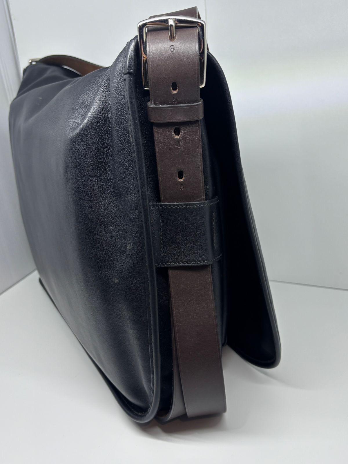 Rara bolsa de mensajero Hermes 2011 de cuero negro de Sikkim Barda 43. en venta 2