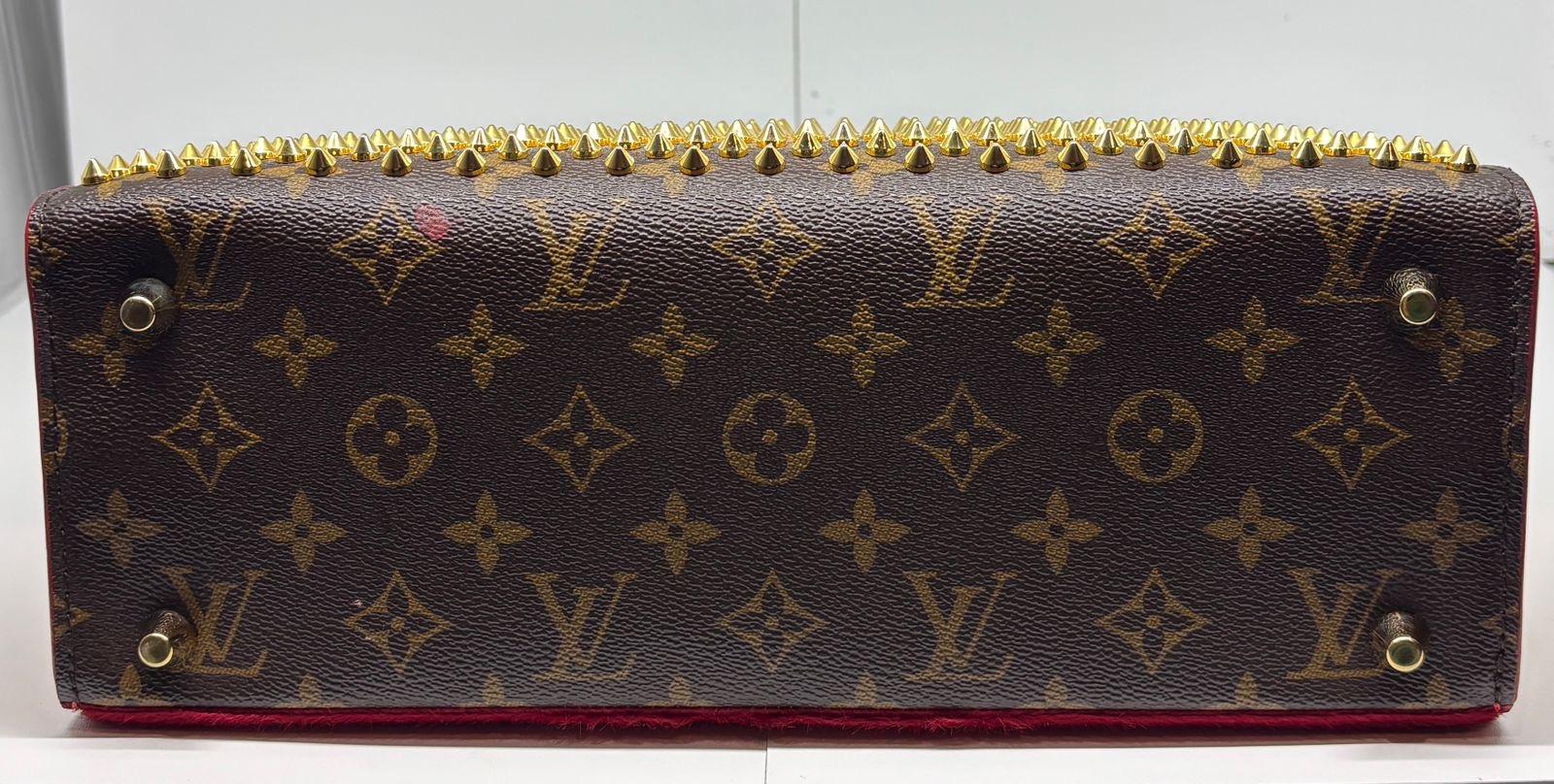 Rare sac à clous Icono Crust Monogram rouge poney de Louis Vuitton x Louboutin, 2014 en vente 11