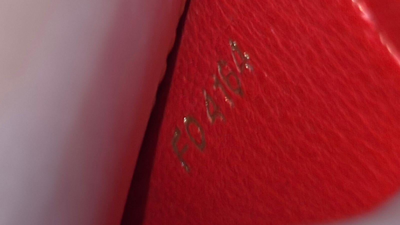 Rare sac de la Collaboration iconique LV x Louboutin. Fourre-tout monogramme classique avec des clous d'un côté et des poils de poney rouges de l'autre. Les flancs sont en cuir vachetta lv avec des détails en forme de nœud. Le cuir latéral et la
