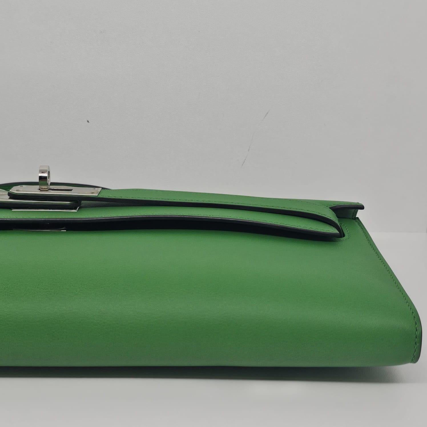 Rara pochette taglio Kelly in bambù swift vert con hardware in palladio. Stamp T (2015). Usura minima in tutto, con il blocco hardware ancora sigillato. Viene fornito con la sua borsa per la polvere.