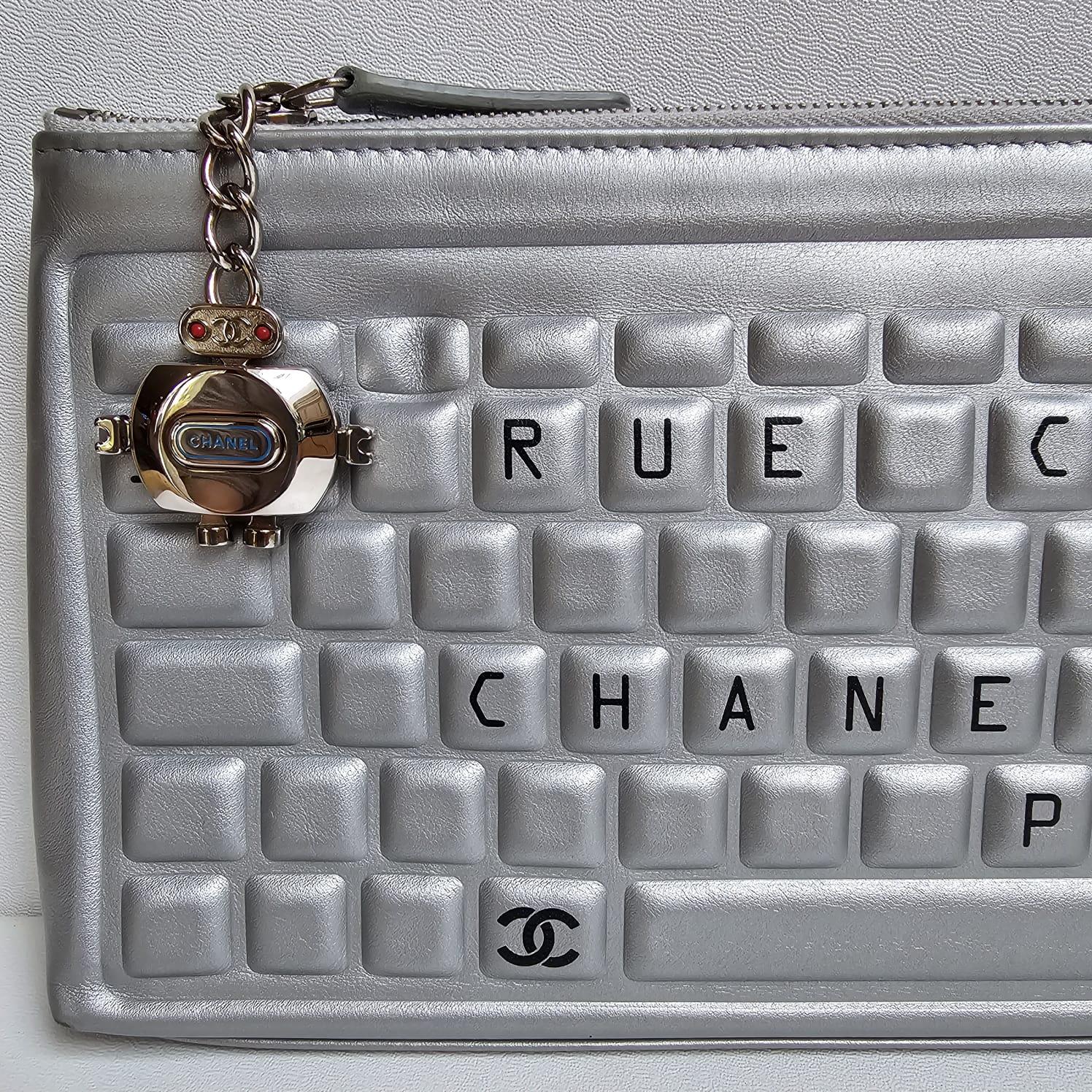 Rare 2017 Chanel Metallic Silver Keyboard Zip Clutch In Good Condition For Sale In Jakarta, Daerah Khusus Ibukota Jakarta