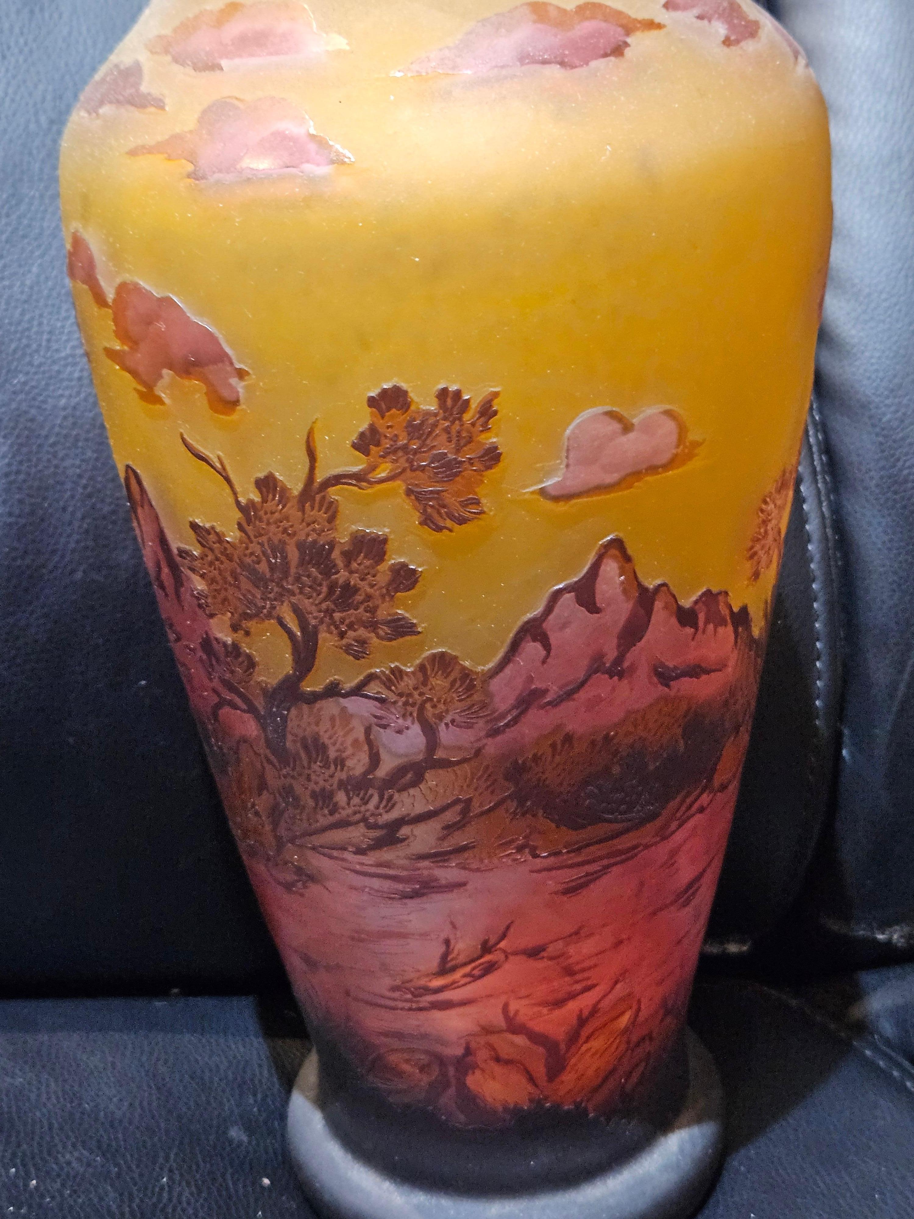 Seltene Vase aus europäischem farbigem Glas mit Metallic-Overlay aus dem 20. Jahrhundert, Florida Estate (Französisch) im Angebot