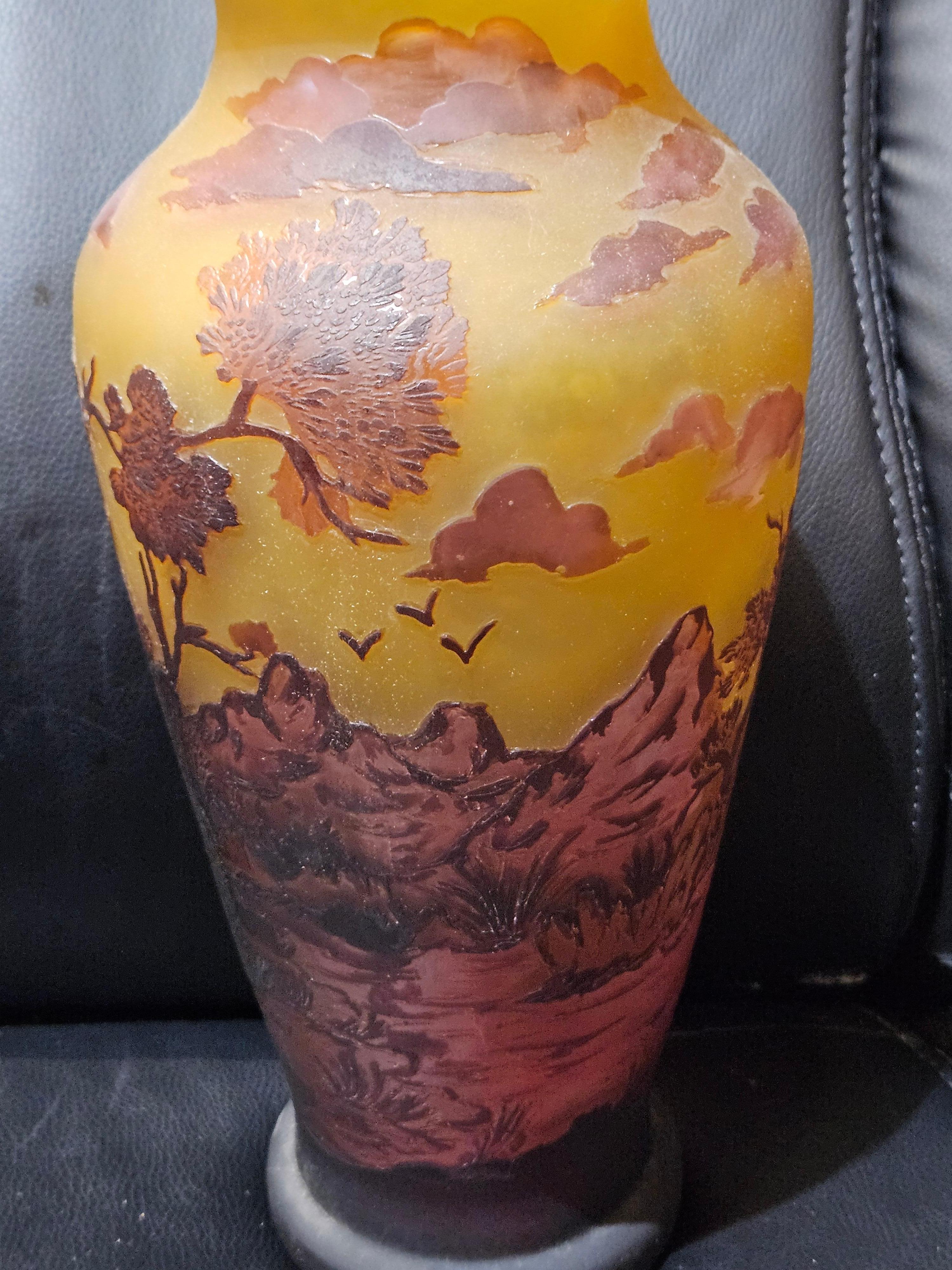 Seltene Vase aus europäischem farbigem Glas mit Metallic-Overlay aus dem 20. Jahrhundert, Florida Estate im Zustand „Gut“ im Angebot in New York, NY