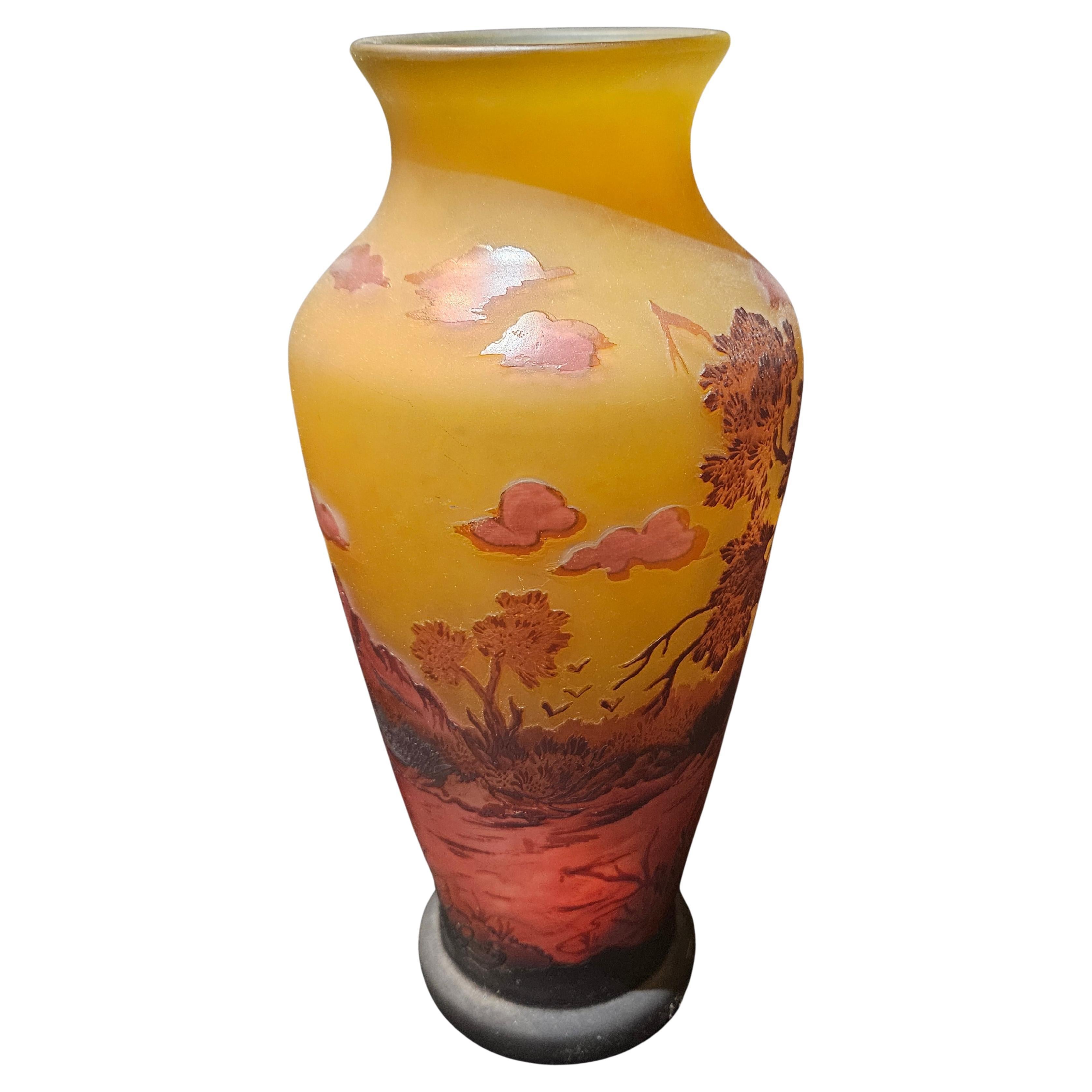 Seltene Vase aus europäischem farbigem Glas mit Metallic-Overlay aus dem 20. Jahrhundert, Florida Estate
