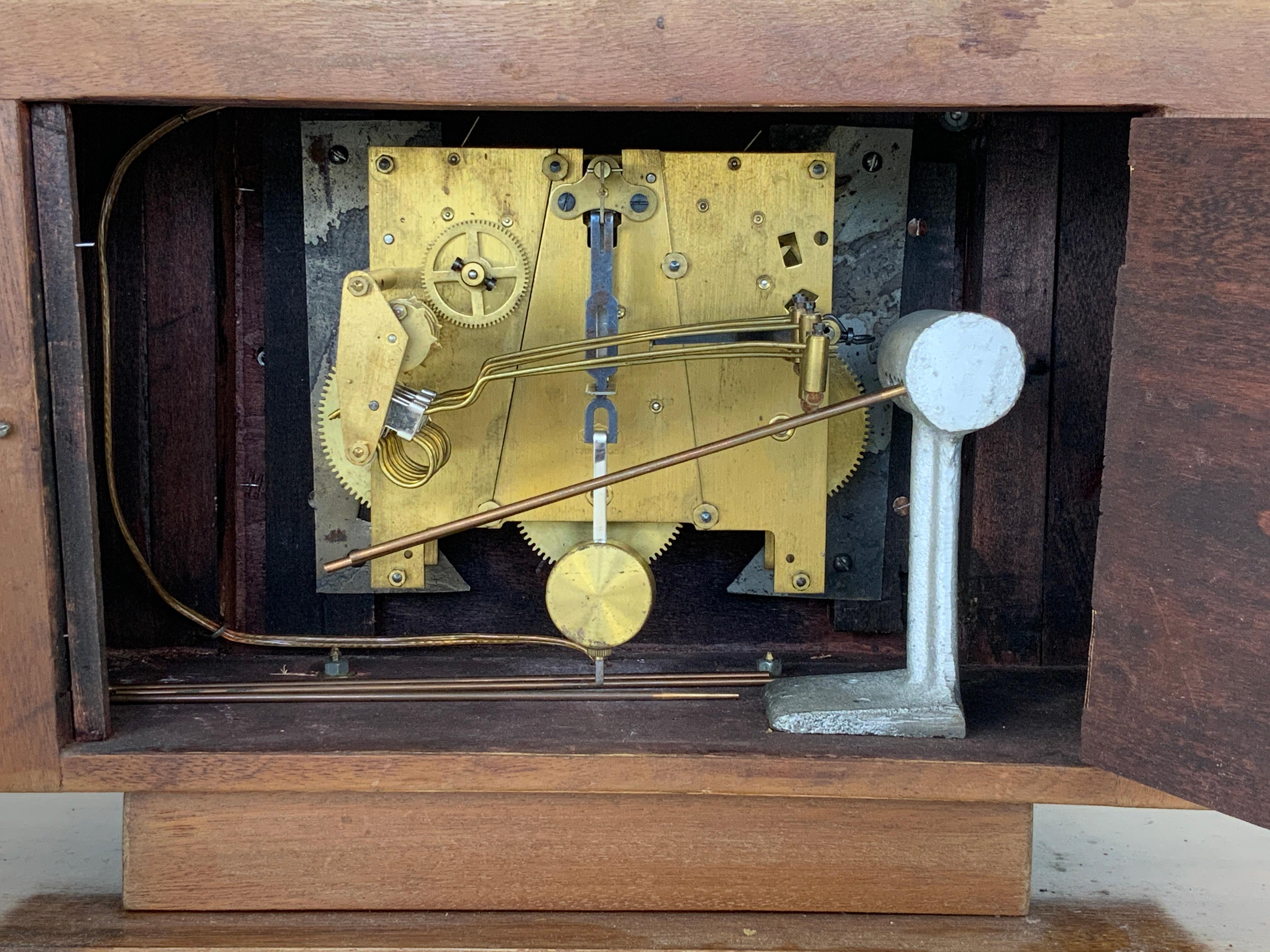 Rare pendule de cheminée Art déco du 20ème siècle avec lampes diffuses en vente 11