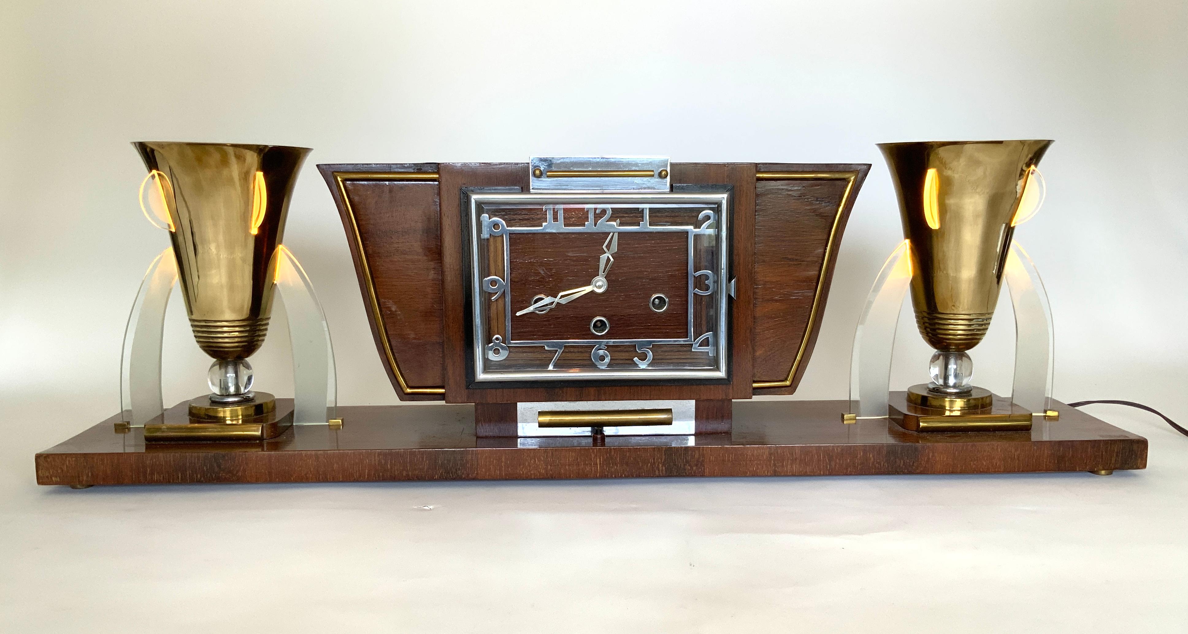 Français Rare pendule de cheminée Art déco du 20ème siècle avec lampes diffuses en vente