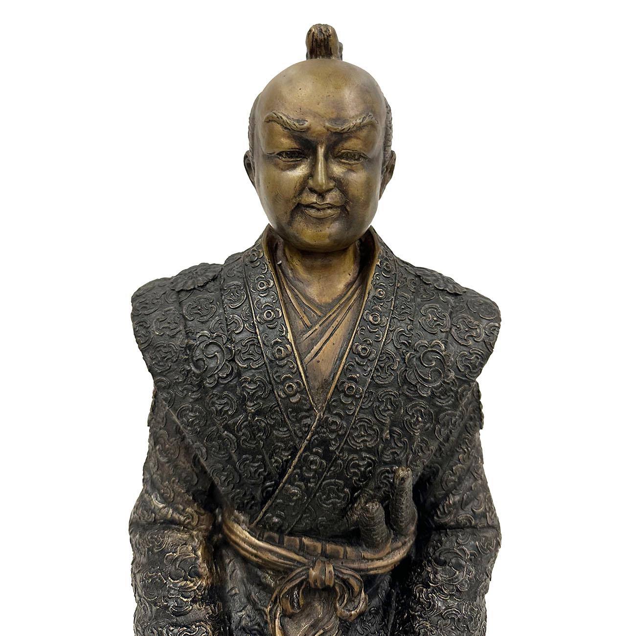 Cette statue antique de guerrier samouraï japonais a été datée des années 1920. Avec des pièces métalliques très détaillées, il montre l'art artisanal japonais en matière de métal. Il s'agit d'une statue assise de Condit faite à la main et en très