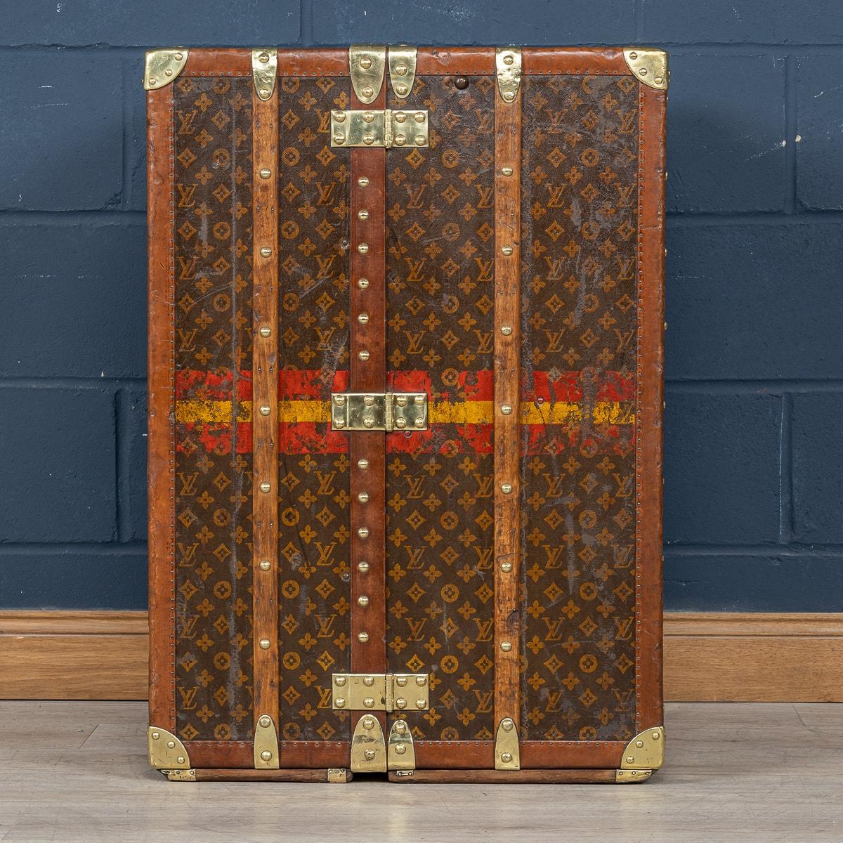 Français Rare malle « Low Wardrobe » Louis Vuitton du 20ème siècle en toile monogrammée, France  en vente