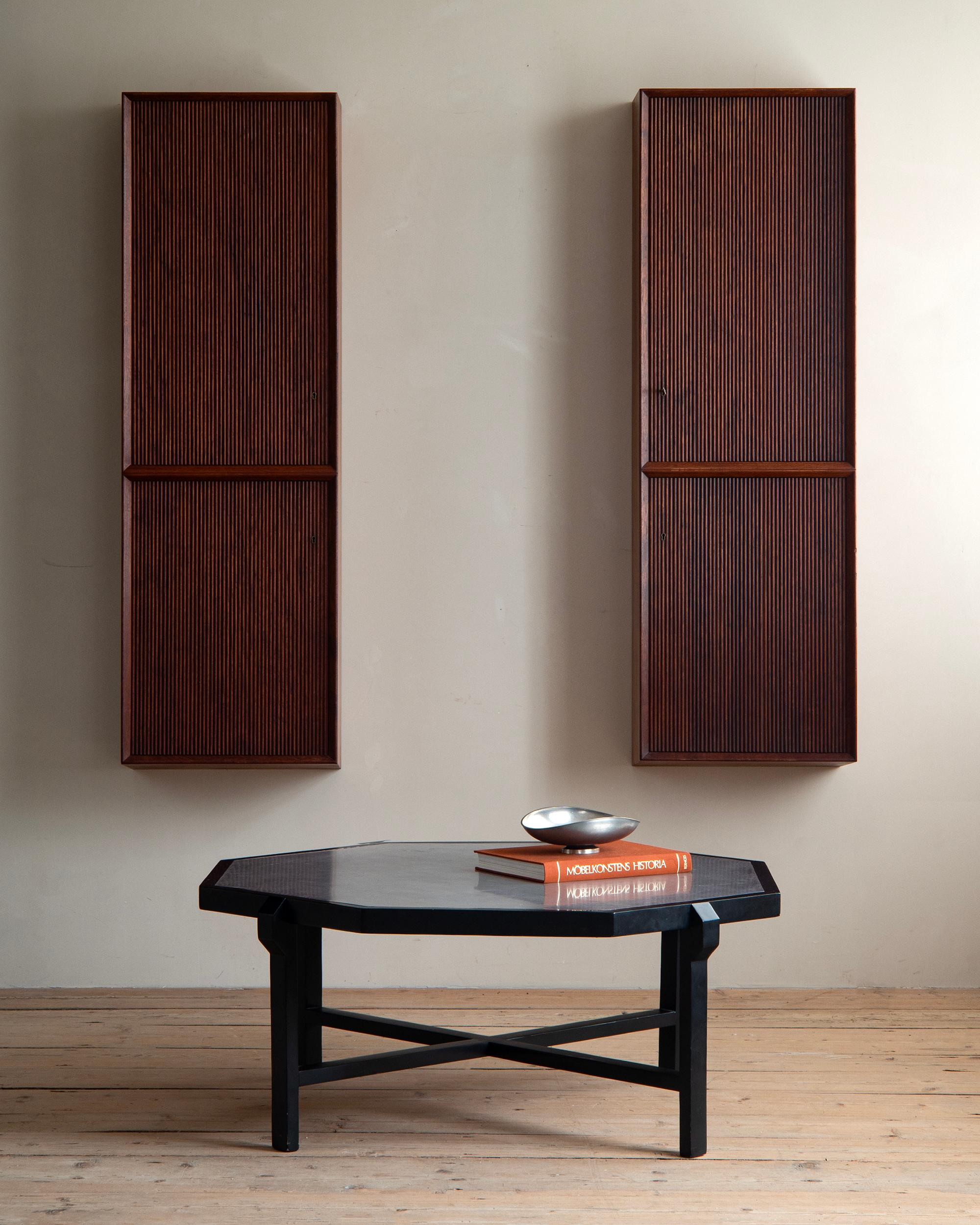 Rara mesa de sofá hexagonal del siglo XX de pino lacado en negro con tablero de peltre. Diseñado por Uno Åhrén (1897-1977) para Mobilia. Ca 1925 Suecia. 