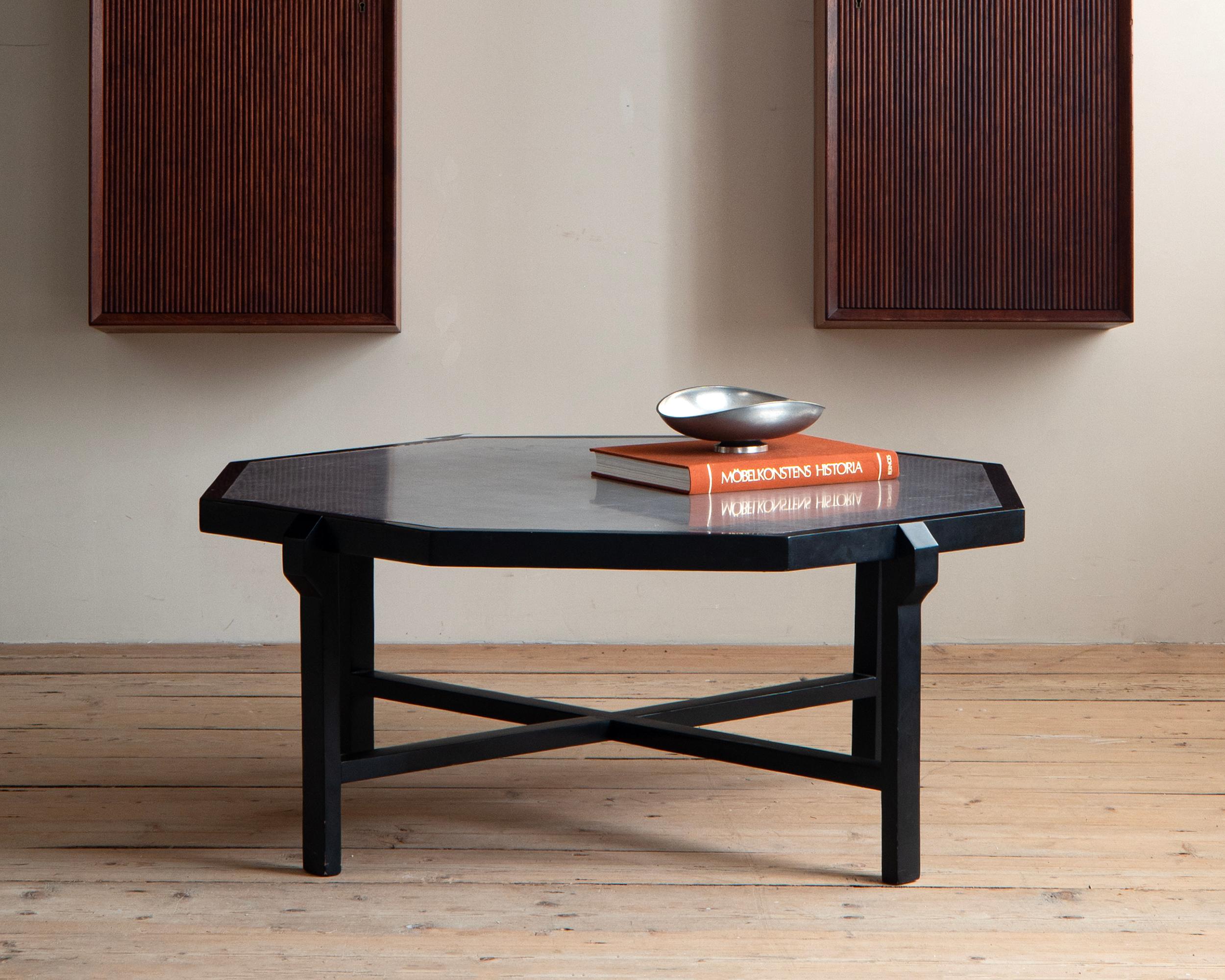 Rare 20th Century Sofa Table by Uno Åhrén Escandinavo moderno en venta