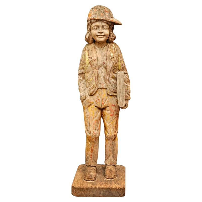 Rare sculpture en bois d'un enfant du XXe siècle en excellent état, patine naturelle