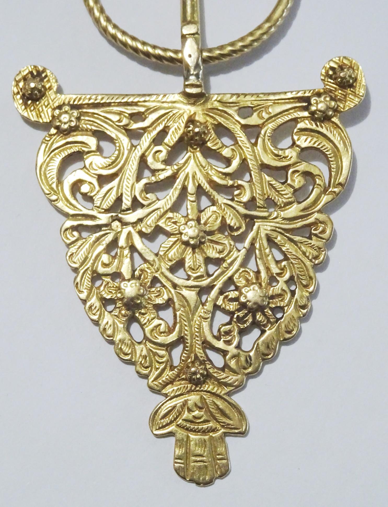 
Une pièce rare et originale, une fibule en or 21 carats provenant d'Afrique du Nord (Maroc, Algérie). Le péroné est en fait un bouton ou une épingle à nourrice qui maintient deux pièces de vêtement ensemble. En Afrique du Nord, les femmes berbères