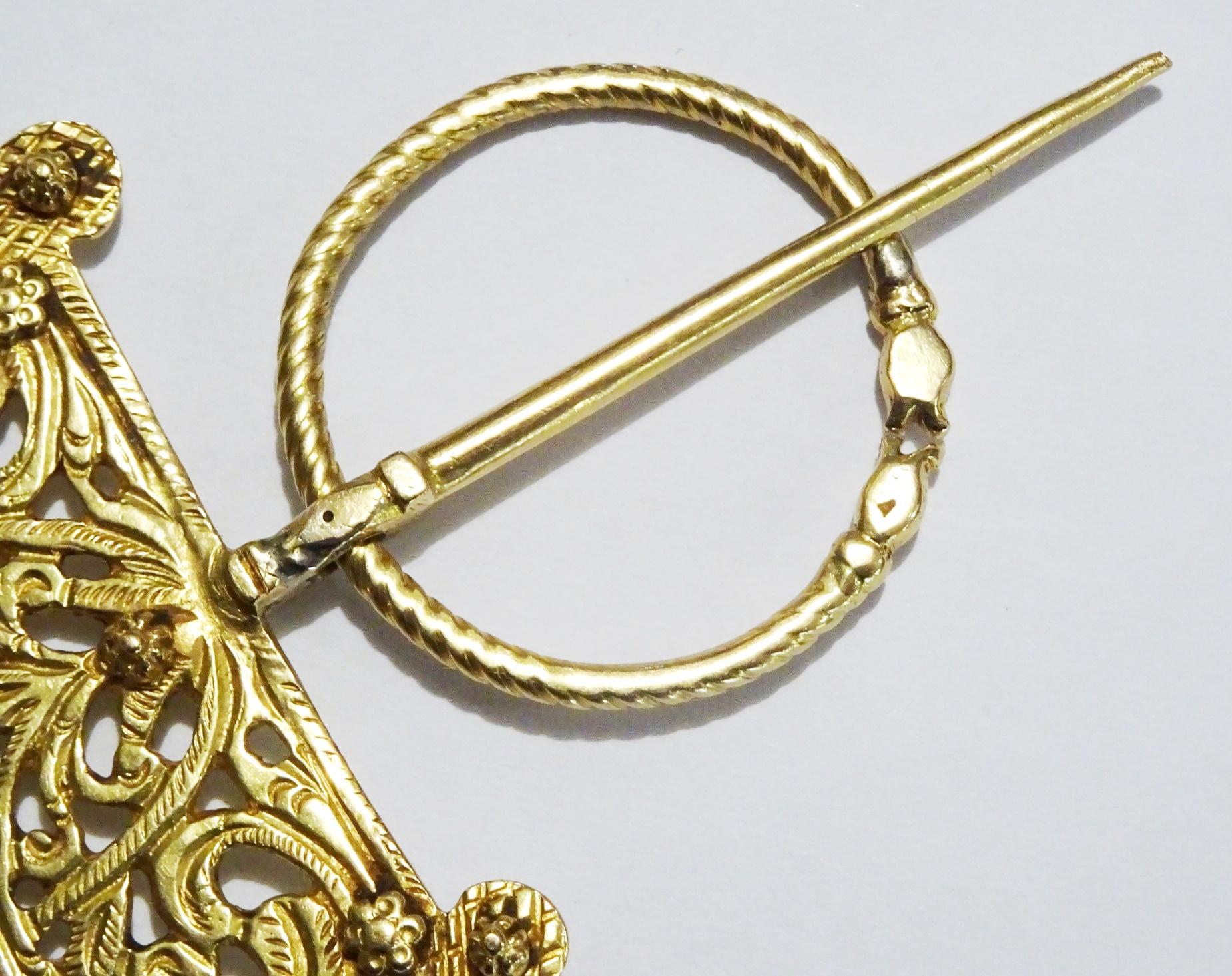  Rare 22 karat Gold North African Fibula In Excellent Condition For Sale In Jerusalem, IL
