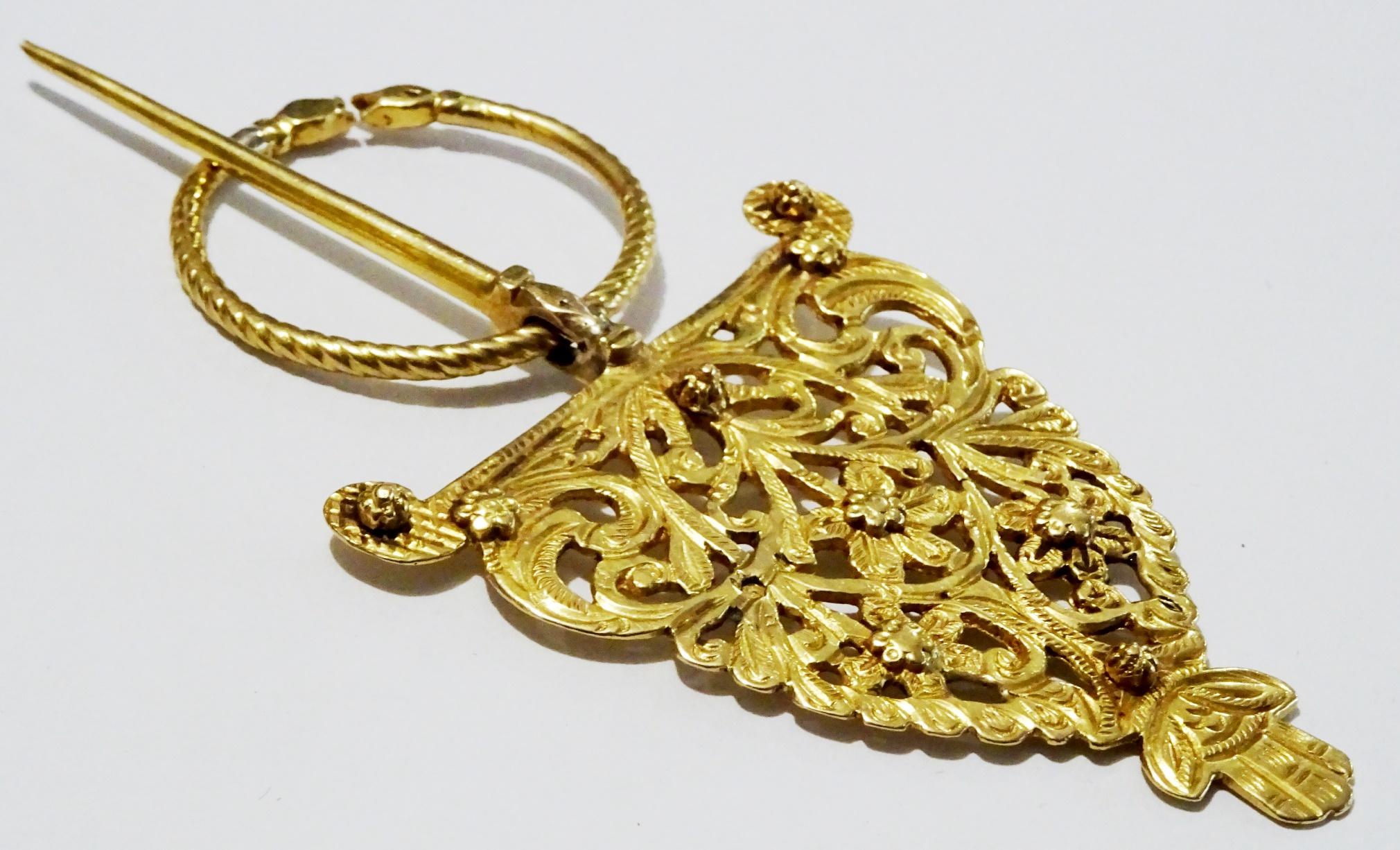  Rare 22 karat Gold North African Fibula For Sale 3