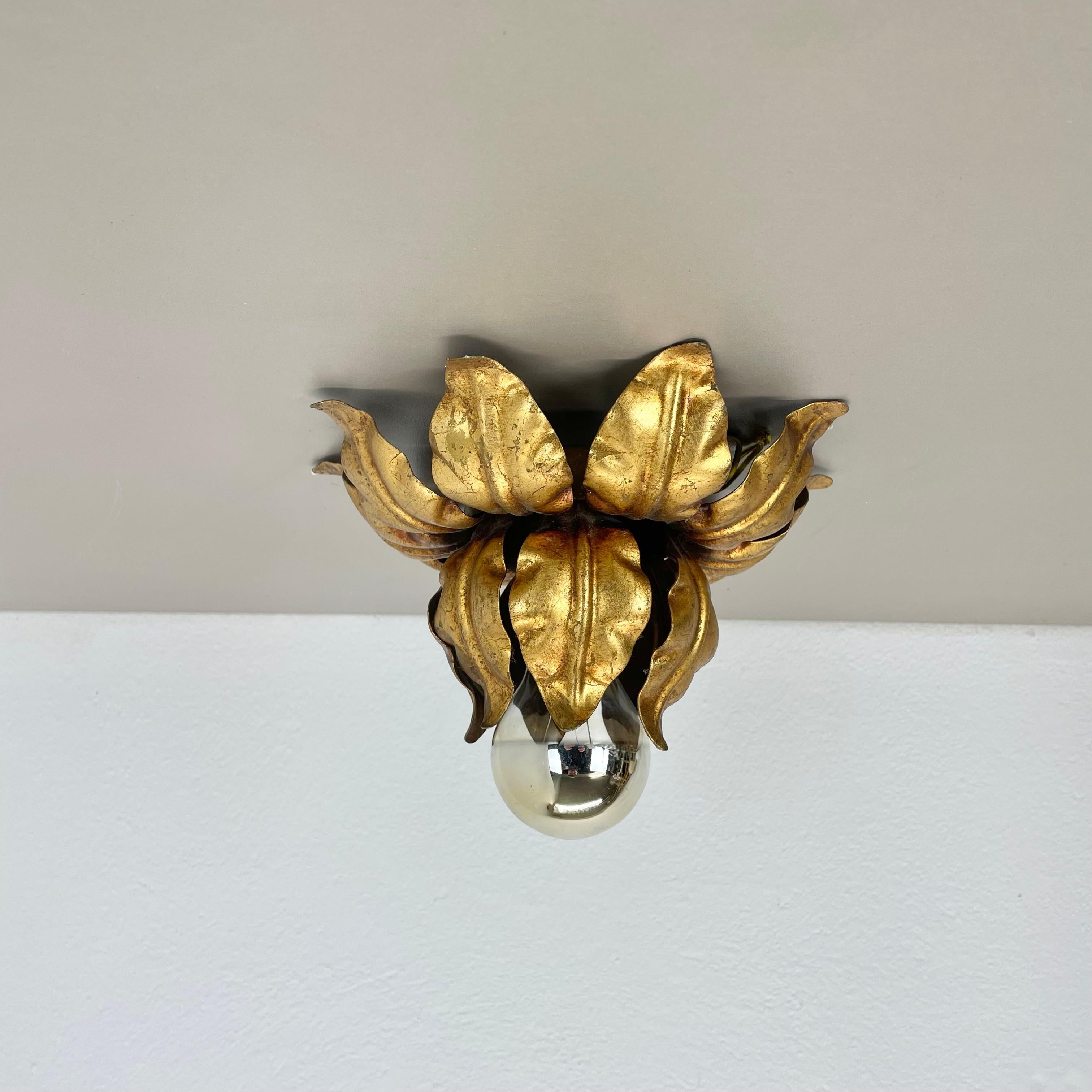 Article:

ceiling light flush mount, can also be used as wall light 


Origin:

Italy



Age:

1960s



This modernist light was produced in Italy in the 1960s. It is made from solid metal in form of a blossom with leaf application elements