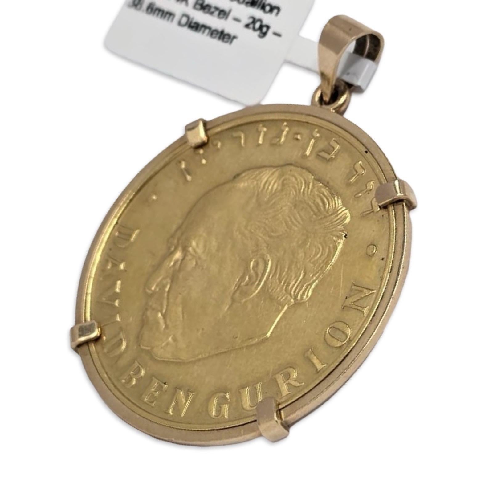 Este colgante excepcional e históricamente significativo presenta un raro medallón conmemorativo de David Ben-Gurion de oro de 22 quilates montado en un bisel de oro macizo de 14 quilates. Con un peso de 20 gramos y un diámetro de 38,6 mm, el