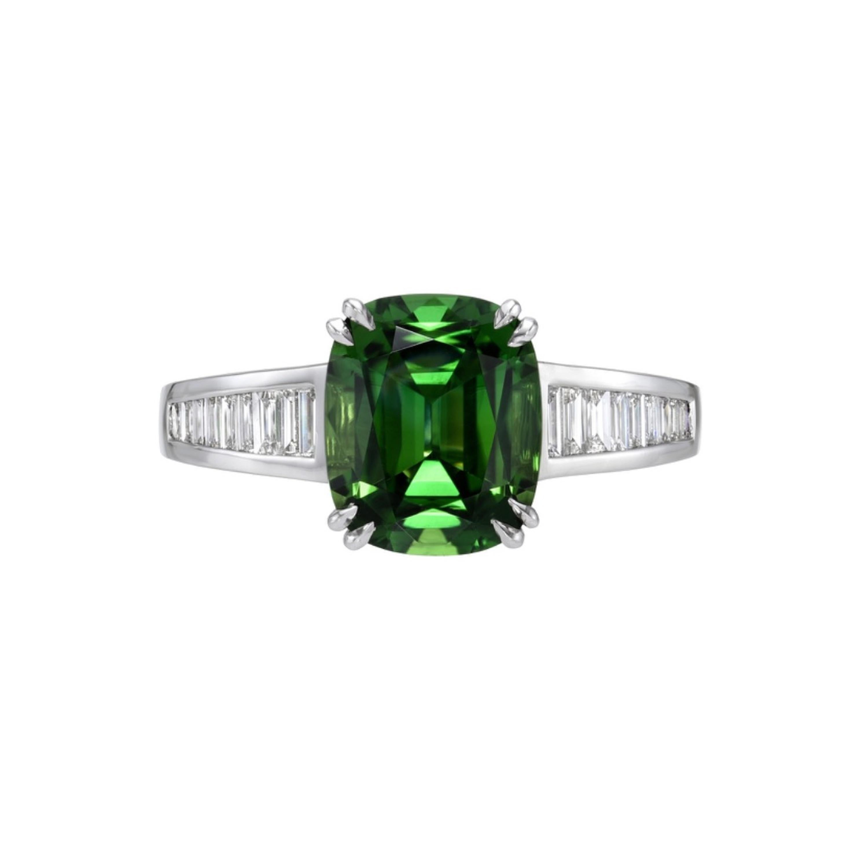 Taille coussin Rare bague en or 18 carats avec tourmaline verte chromée de 2,75 carats et diamants  - Bijoux de luxe en vente