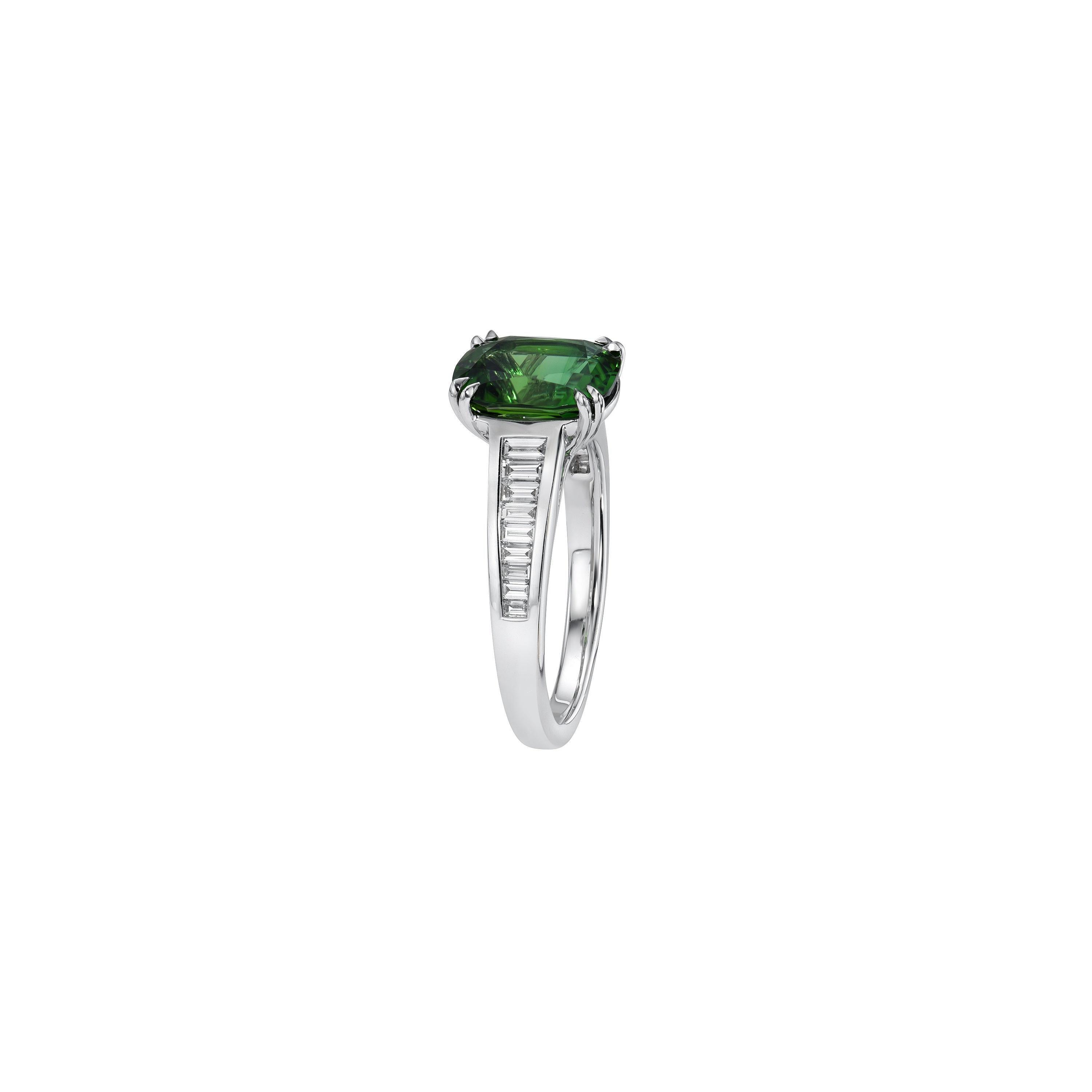 Tourmaline verte exquise de 2,75 carats en or blanc 18 carats avec diamants baguettes - Merkaba Jewelry Beverly Hills.

Whiting présente un trésor vraiment exquis et rare : une bague coussin en tourmaline verte chromée de 2,75 carats, sertie dans un