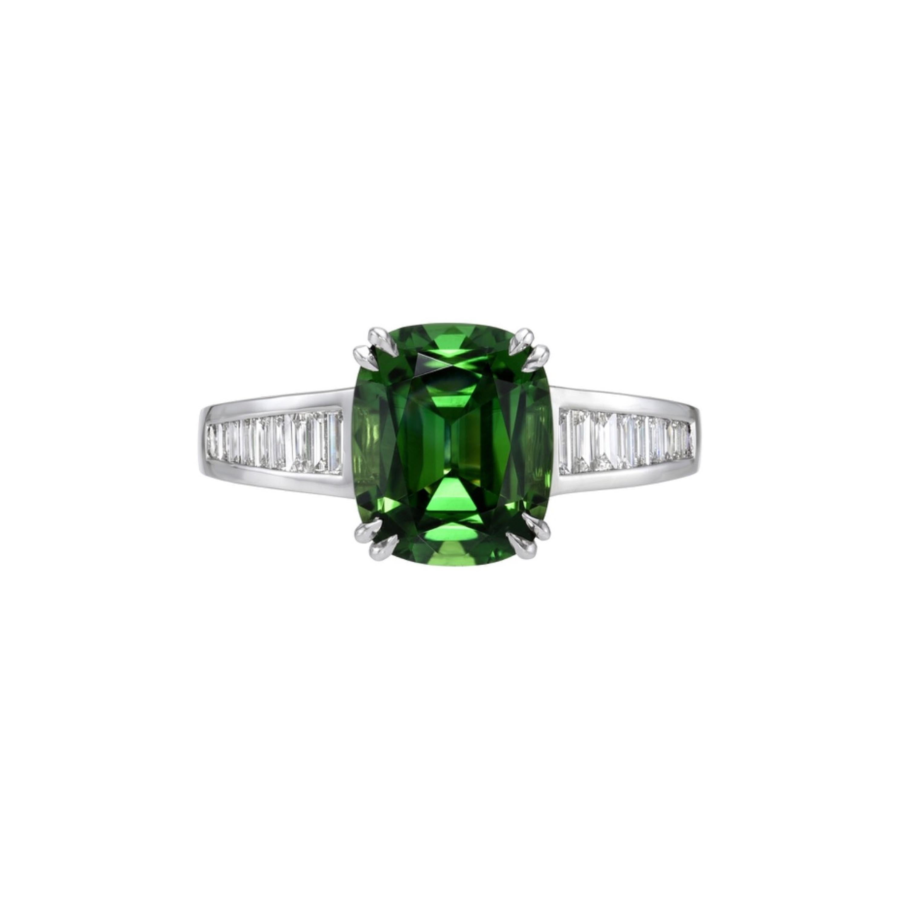 Rare bague en or 18 carats avec tourmaline verte chromée de 2,75 carats et diamants  - Bijoux de luxe Pour femmes en vente