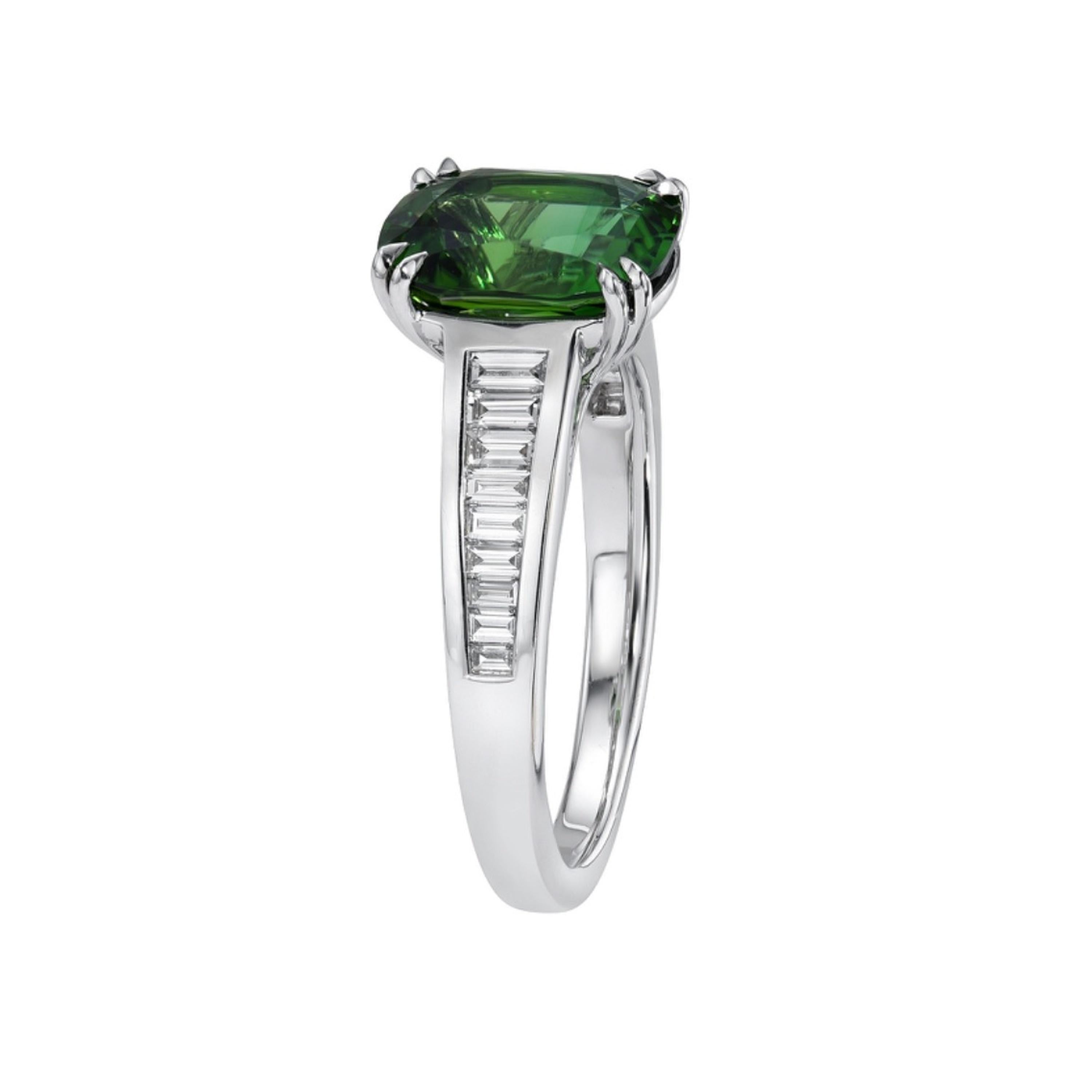 Rare bague en or 18 carats avec tourmaline verte chromée de 2,75 carats et diamants  - Bijoux de luxe en vente 1