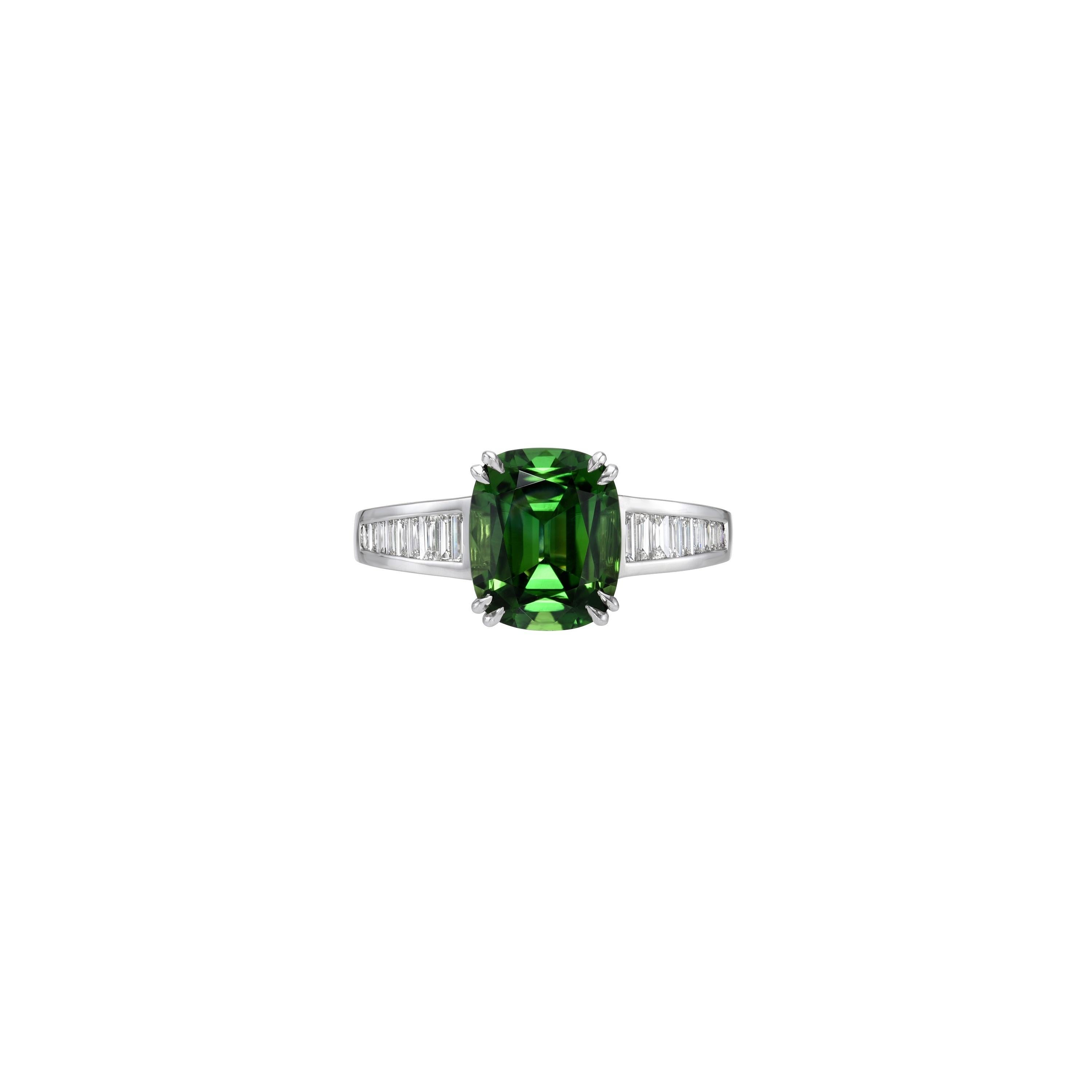 Rare bague en or 18 carats avec tourmaline verte chromée de 2,75 carats et diamants  - Bijoux de luxe en vente 2